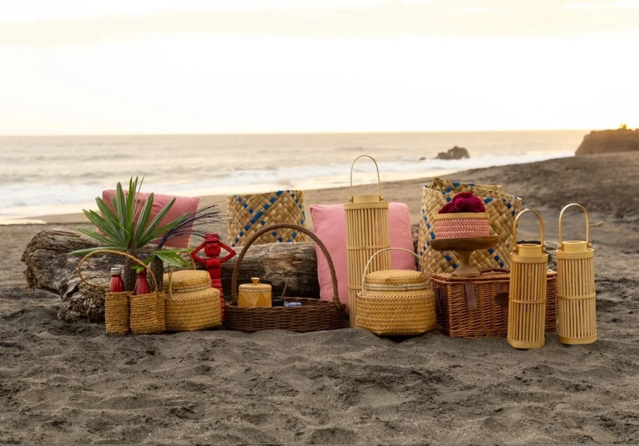 To truly create a picnic escape, you need to bring a variety of d&eacute;coratives elements that will give it a unique atmosphere, as if you were setting a beautiful decorated table at home but outdoors. These are a part of our Saint Tropez picnic se
