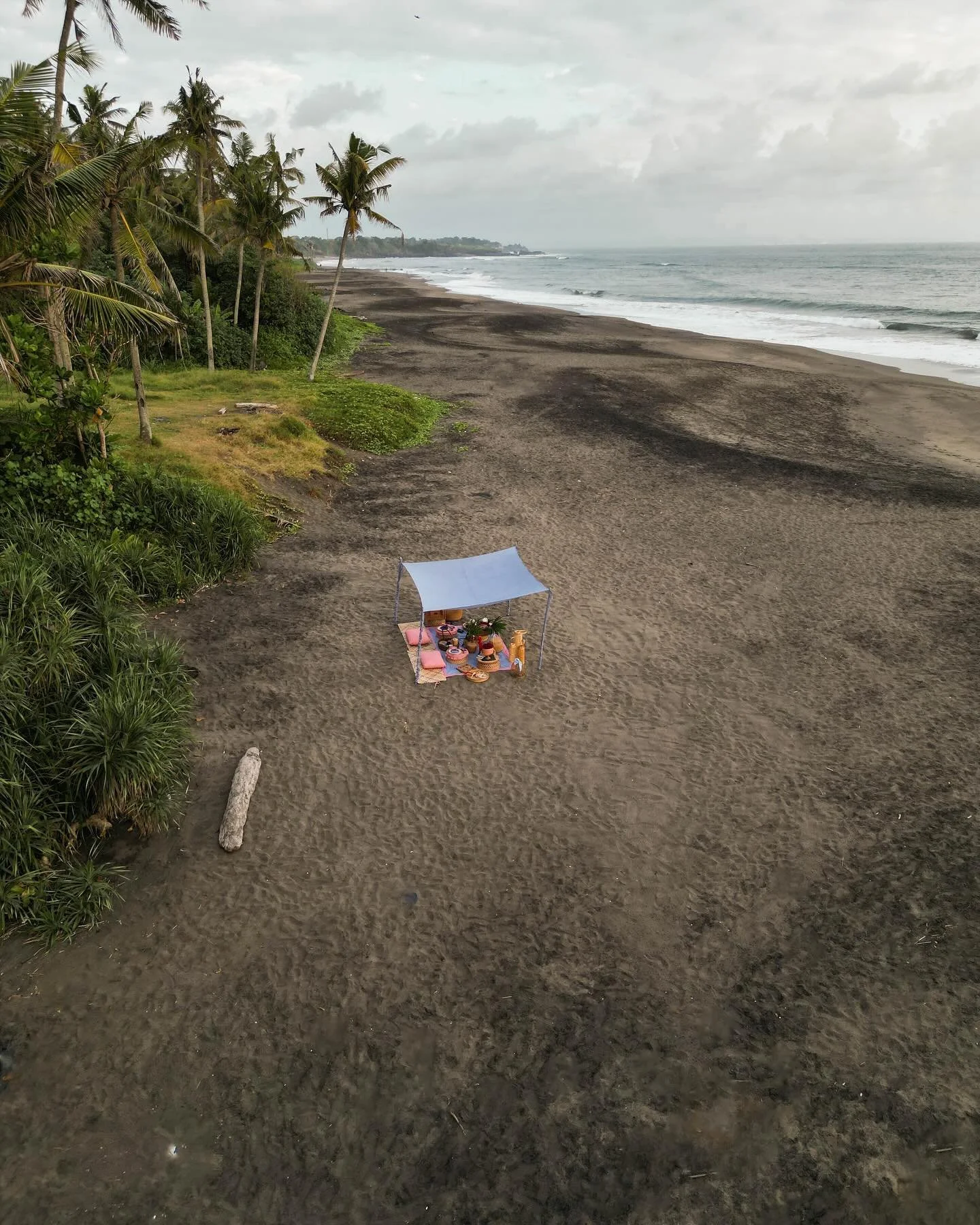 Let the Bali bliss wash over you. Experience a luxurious, sustainable picnic escape on a remote beach of Bali&rsquo;s west coast. The privilege of isolation as you face the ocean with the soothing sounds of the waves.

📸 @imamkhoiri__ 

#tablegetawa