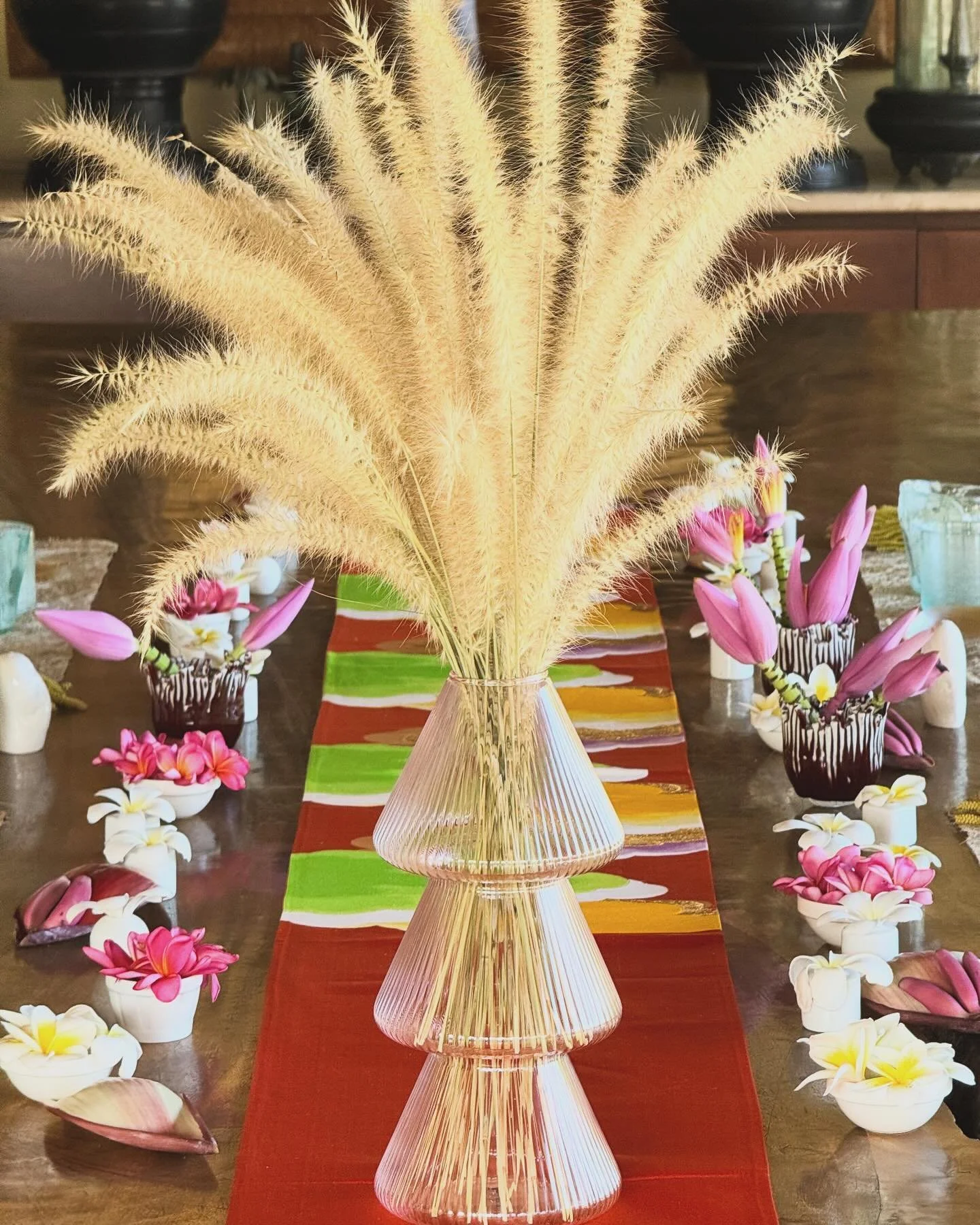 This gramineae flower bouquet in a light transparent vase might be too tall for the center of the table, but placed on the side at the start of the shibori table runner, it added a perfect airy touch to the table.

#tablegetaway #springtable #setthet
