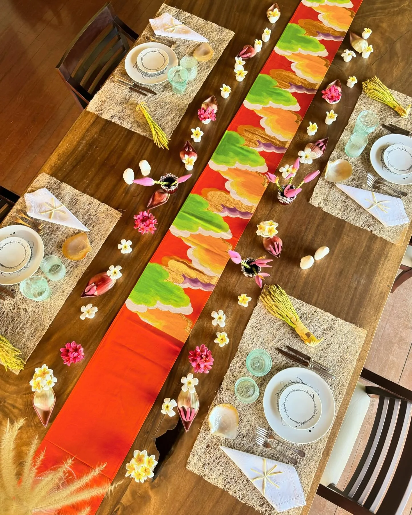 Brighten up a cloudy day with a colourful table setting to bring sunshine indoors.

#tablegetaway #springtable #setthetablewithlove #mesaschic #balitabledecoration  #tableoftheday #styleonmytable #setthetable #wawwlatable #latavolachic #mesabonitas #