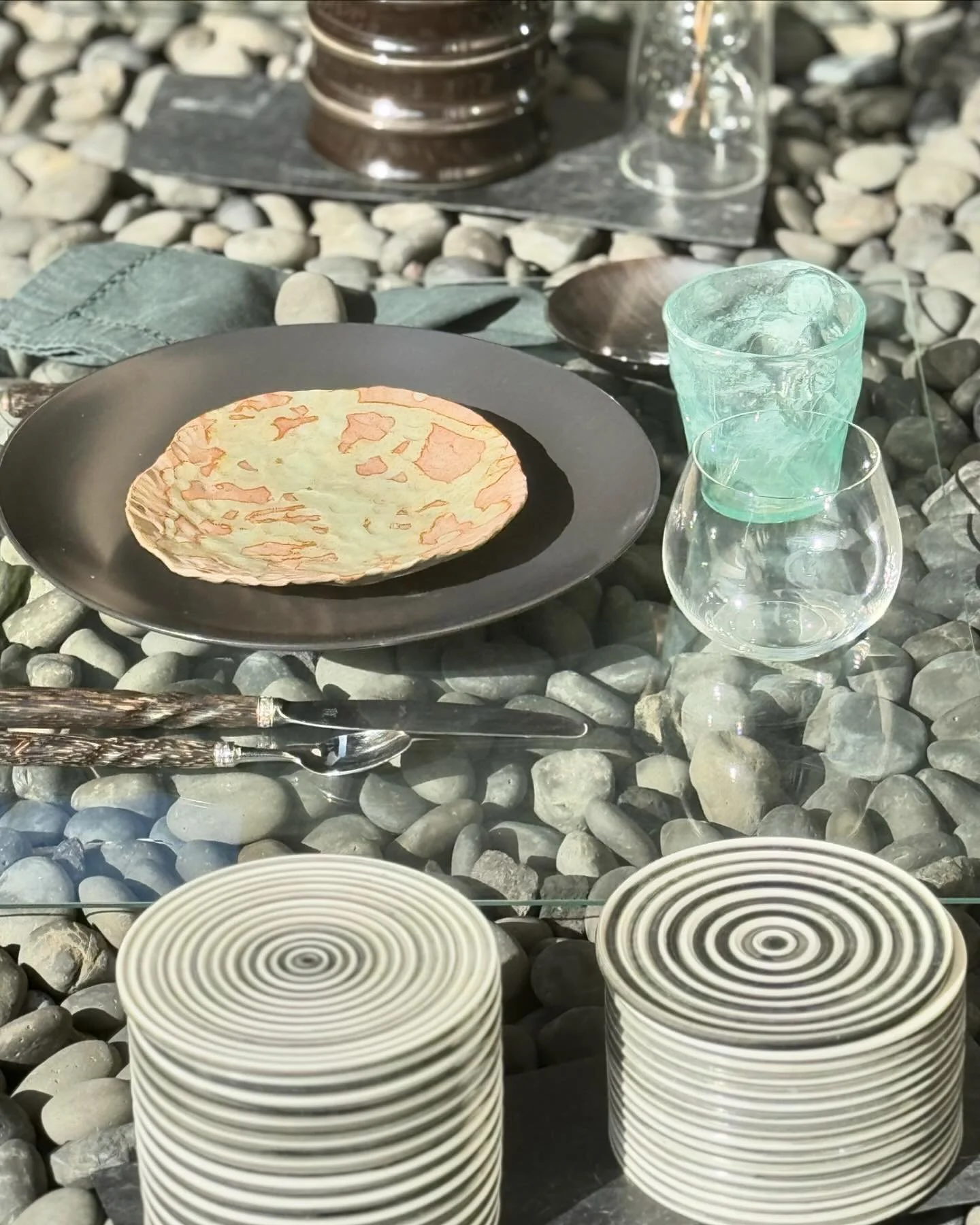 Would you like to have an omelette on a pebble beach ?

#tablegetaway #springtable #setthetablewithlove #mesaschic #balitabledecoration  #tableoftheday #styleonmytable #setthetable #wawwlatable #latavolachic #mesabonitas #artderecevoir #tableinspirat