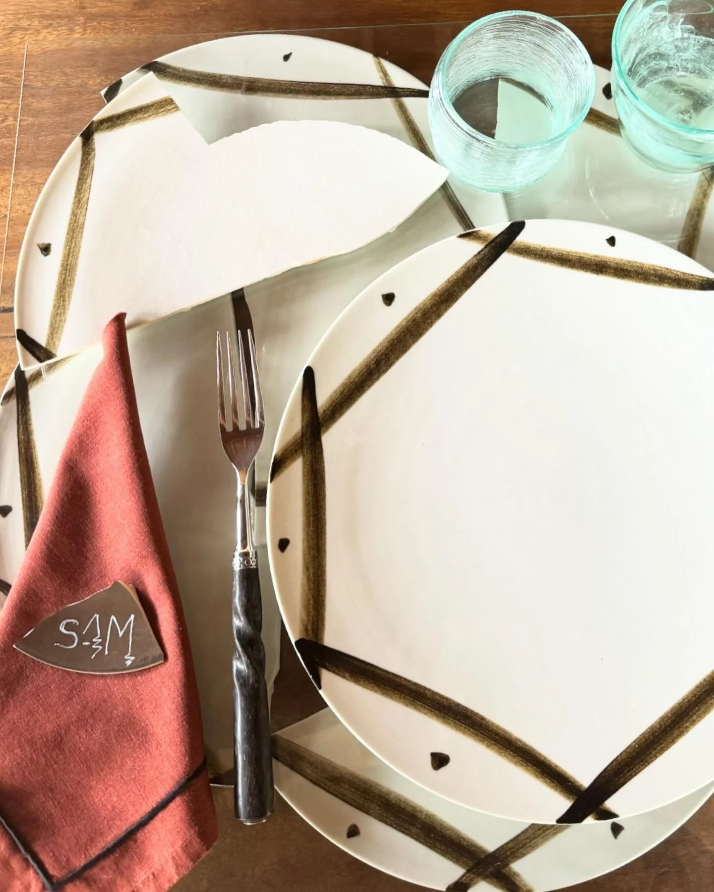 Keeping and integrating broken pates into my table decoration not only adds a unique and personal touch but also aligns perfectly with sustainable living principles