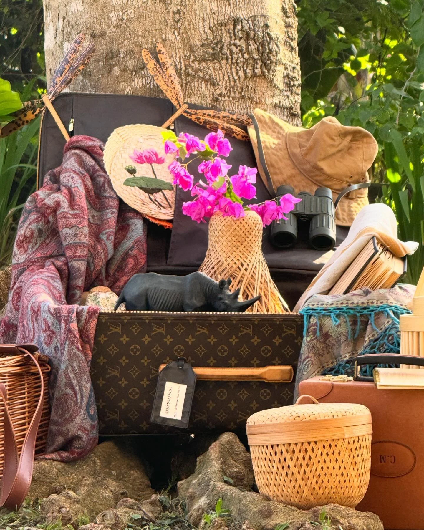 packing for a wilderness picnic. 

#tablegetaway #tablescapes #piknikindonesia #picnicescape #tablescapestyling #picnique #picnicwithaview  #tablescape #bohopicnic #elledecoration #stylishpicnico #picnicaesthetic #picnictime  #wawwlatable #bohopicnic