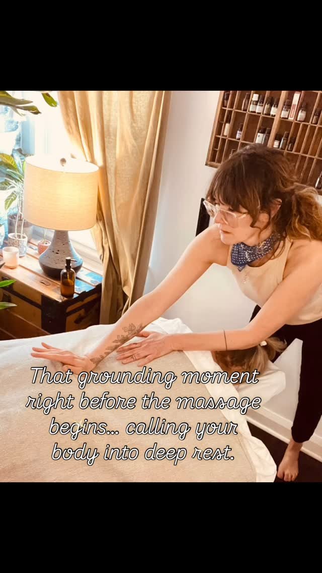 Sacral compression grounds the body and calms the nervous system. It’s a quiet cue that tells the body: you’re safe, and it’s okay to let go. #eastyorkrmt #leslievillermt #supportlocalbusiness #torontomassagetherapy #eastyorkmassag