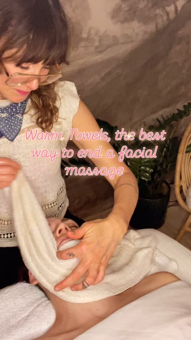 Warm towels after a facial massage to boost circulation, and deepen relaxation and who are we kidding it just feels good!
It’s a small thing but a good thing💕#eastyorkrmt #leslievillermt #supportlocalbusiness #torontomassagetherapy #eastyorkma