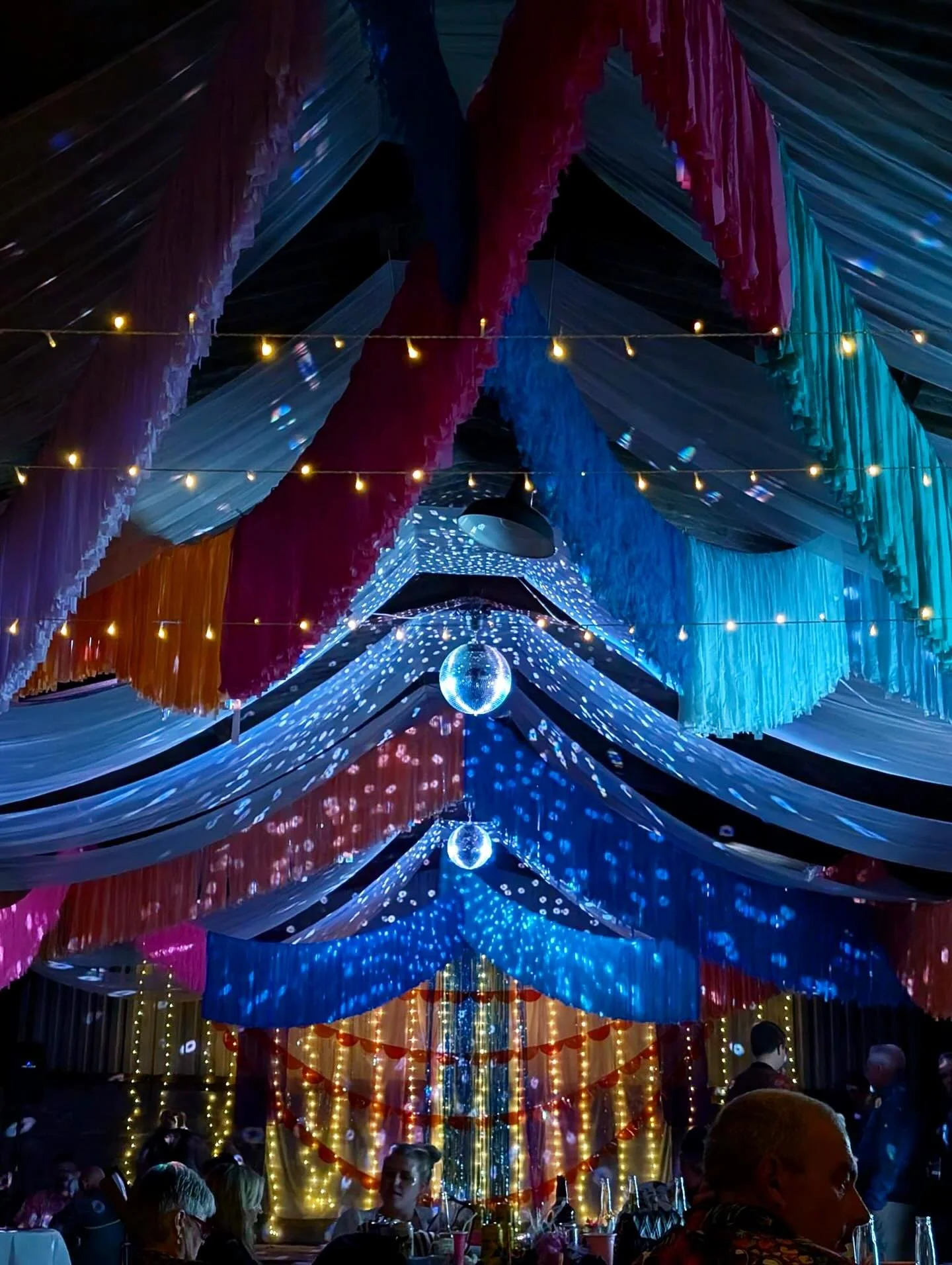 Just had some pictures come through from my client from the weekend and WOW! 

When the lights are on and the sun has gone down the space really pops! 

Again thank you @chriswhodoeslights we smashed it! 

🪩