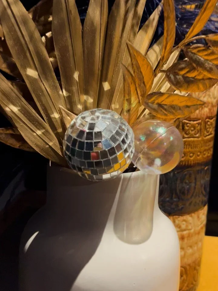 Loved these Vintage style vases for @pamoja.disco at @cardiffdiscofestival 

More of this please.