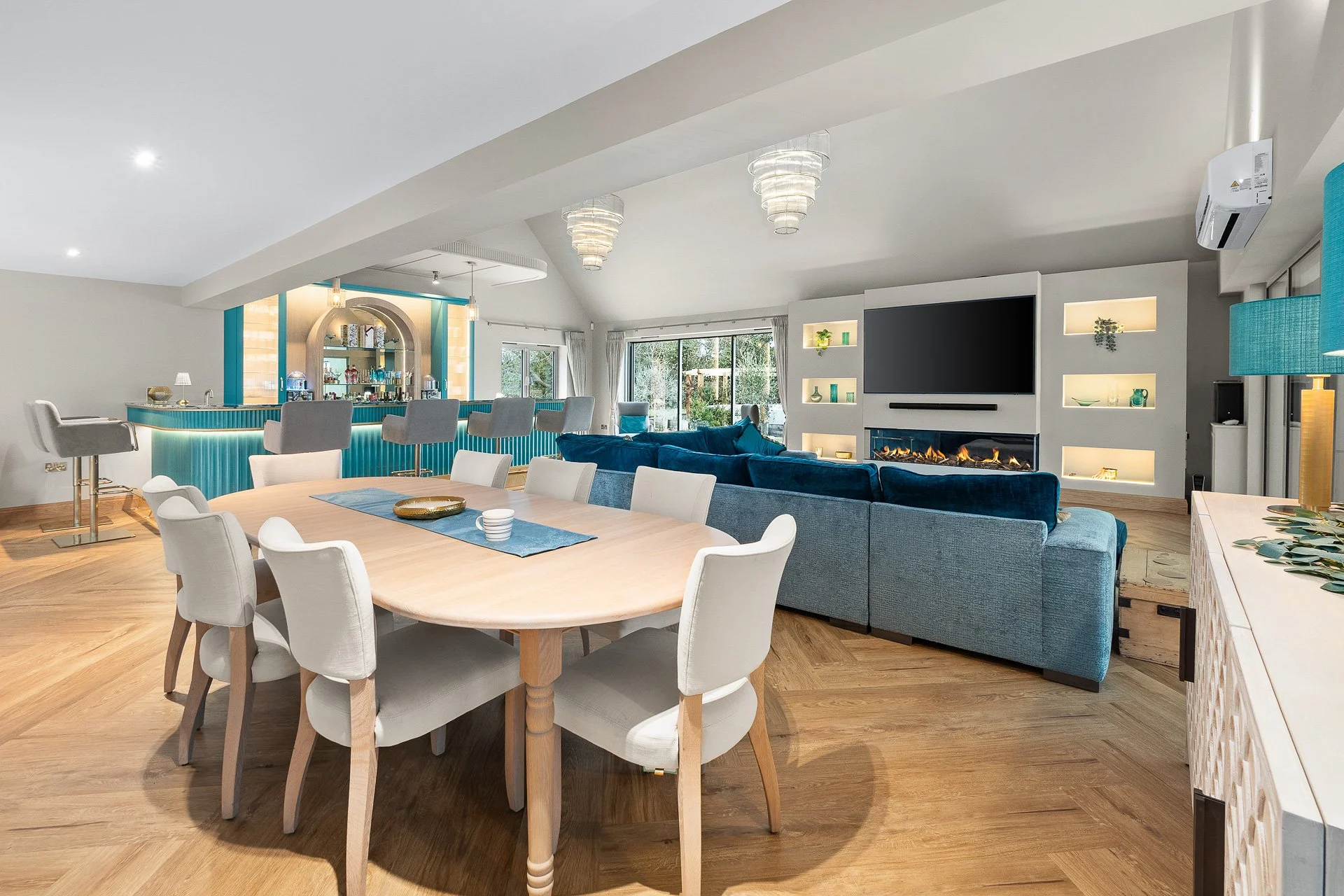 Bar and Entertaining Area - Welford-on-Avon