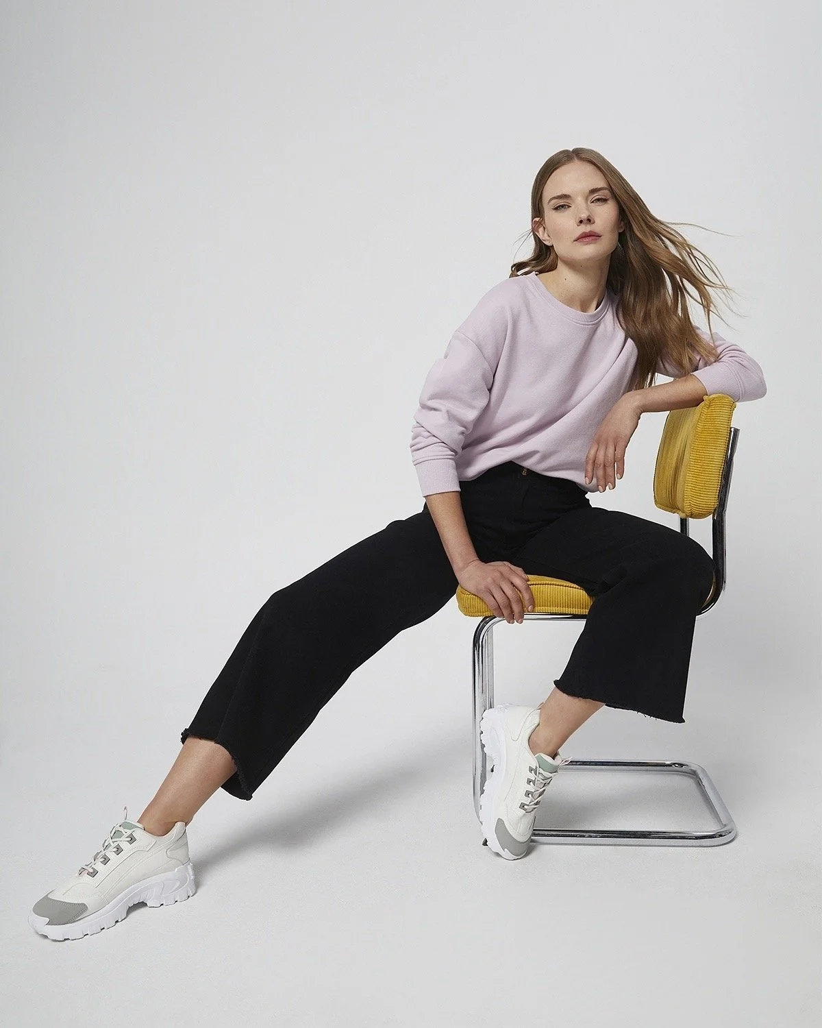 carline hamerski modelo Modelo y emprendedora, fundadora de "The Joy Juice Co". Potenciar la autenticidad a través de la moda y el bienestar.