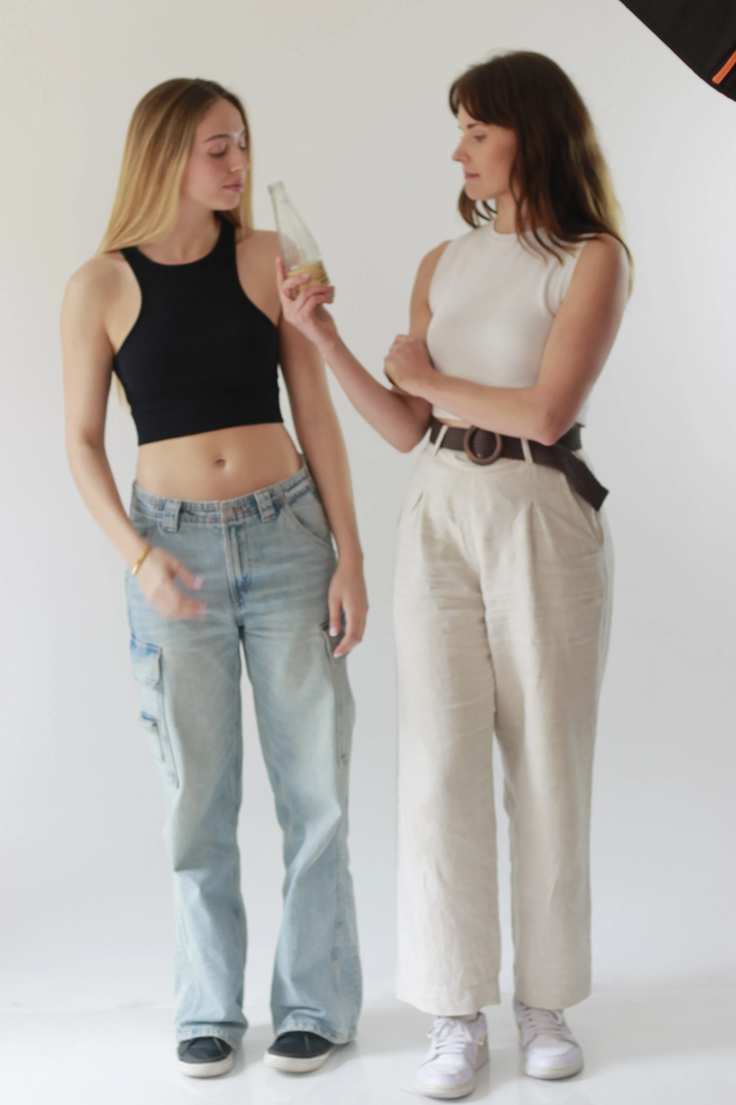 Carline Hamerski modelo enseñando y compartiendo su experiencia en el mundo del modelaje con su curso de modelaje-