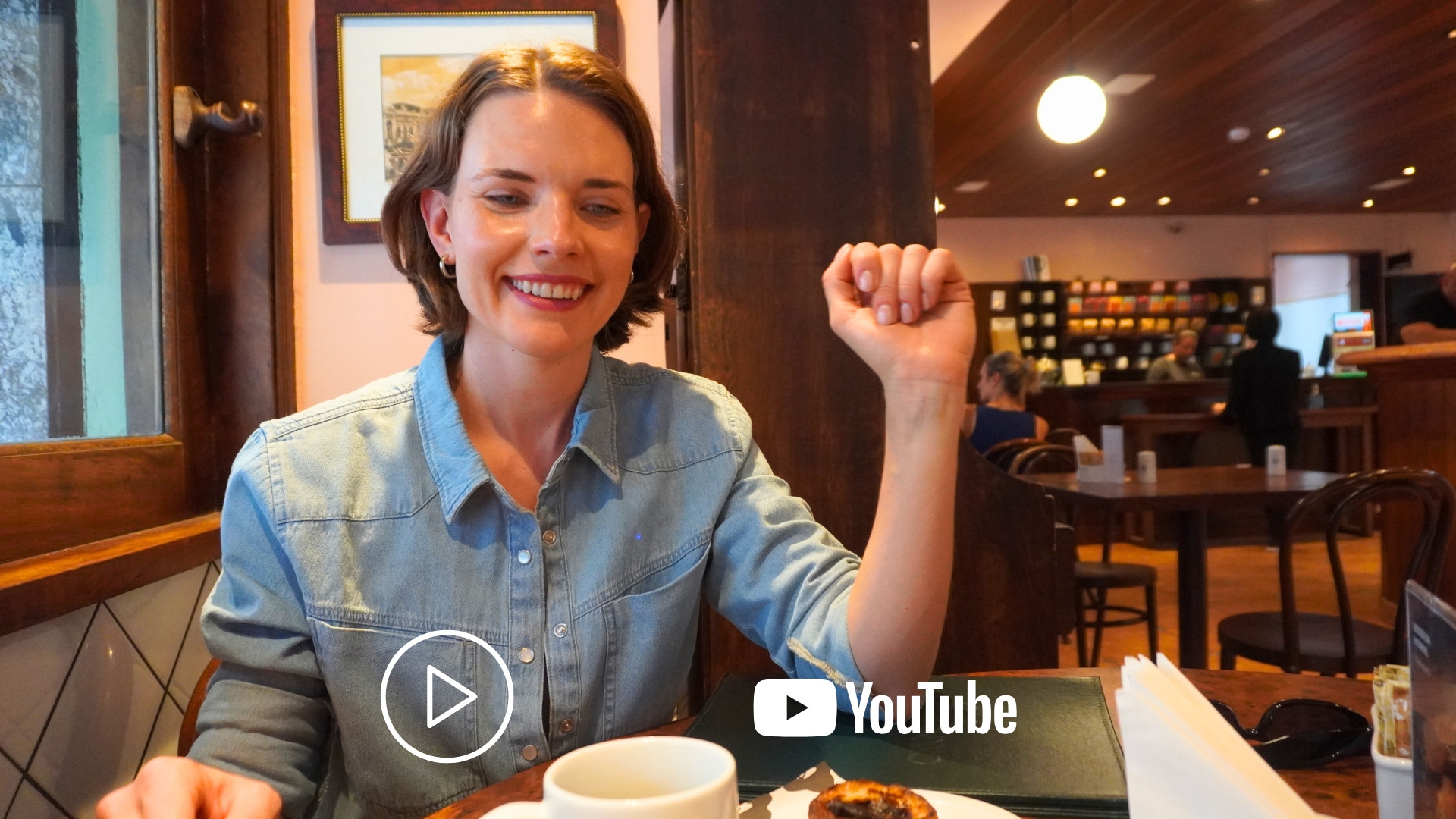 Carline Hamerski, modelo,influencer, emprendedora,productora de moda,realizando una producción de moda