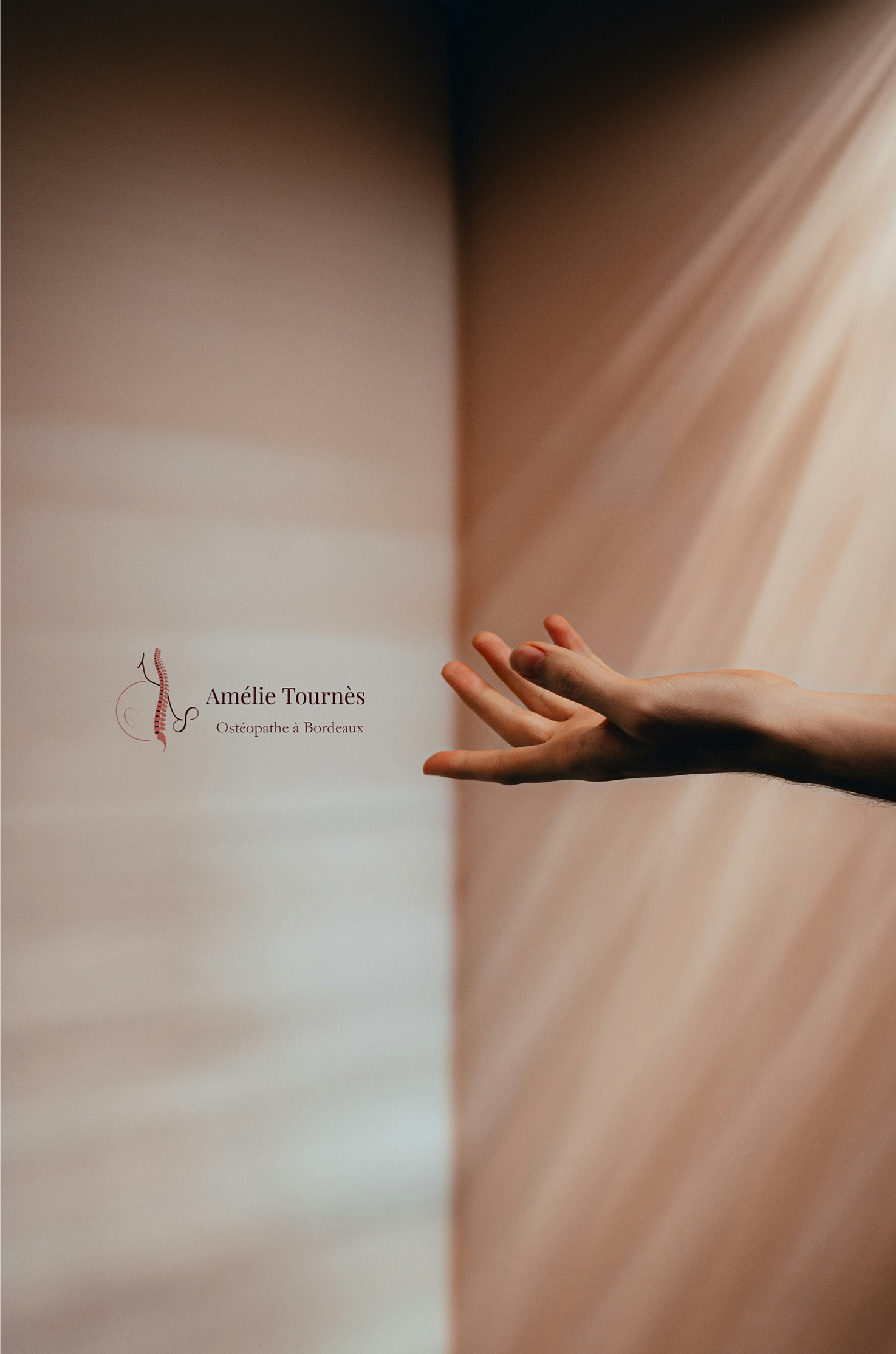 Une main d'une personne, avec un fond flou de nuances de beige et de brun, à côté d'un logo et du texte : 'Amélie Tournès, Ostéopathe à Bordeaux'.