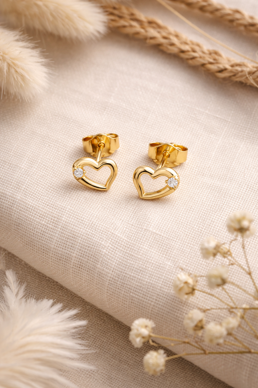 heart stud earrings 2.png