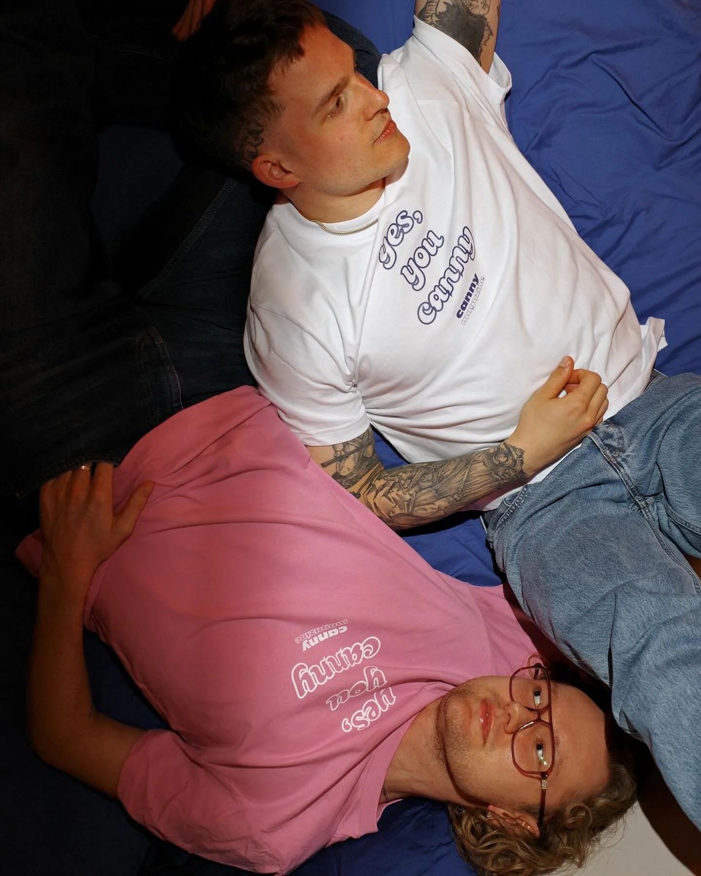 Wie Yin und Yang ☯️ sind unsere heavy T&lsquo;s in white and blue oder bubble pink. 🫧 Bald endet der Bestellungszeitraum f&uuml;r unseren geliebten Merch! Also ab in den Shop mit dir, wenn dein Shirt mit in den Druck gehen soll.