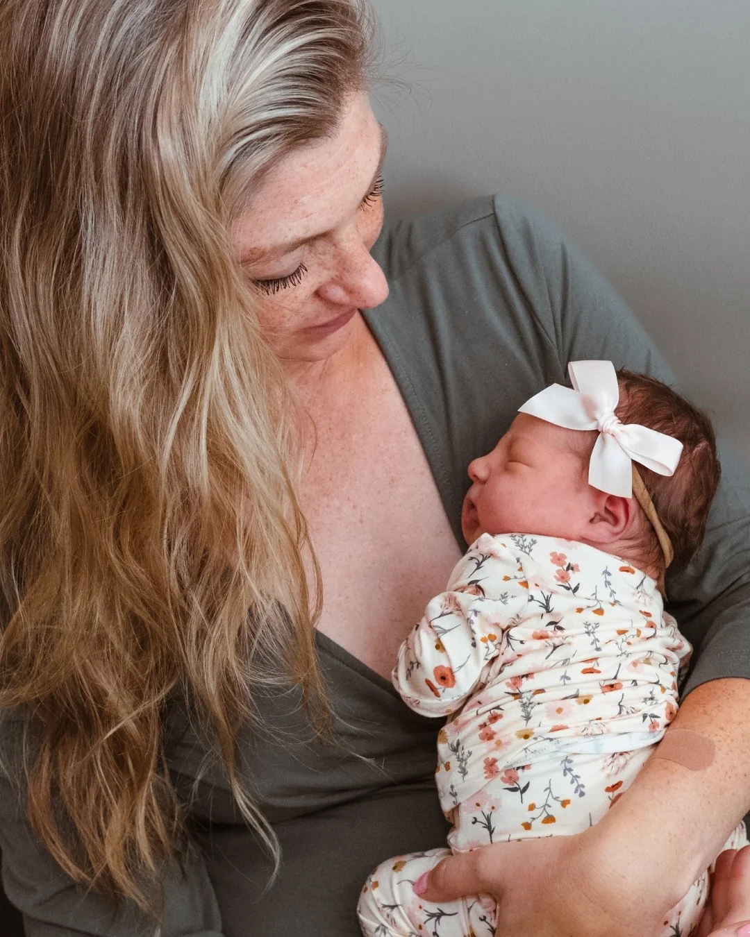 Ah, that newborn scrunch. Tiny body curled in close, shoulders tucked, legs pulled in like they&rsquo;re still remembering the womb. It&rsquo;s one of those little things that doesn&rsquo;t last long but says so much about how new they are, still set