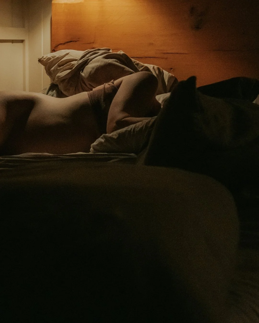 I talk a lot about movement in labor&hellip; but rest deserves just as much attention.

Labor has a rhythm. There are moments where your body wants to move, and moments where it asks you to slow down and go inward. Lying on your side, closing your ey