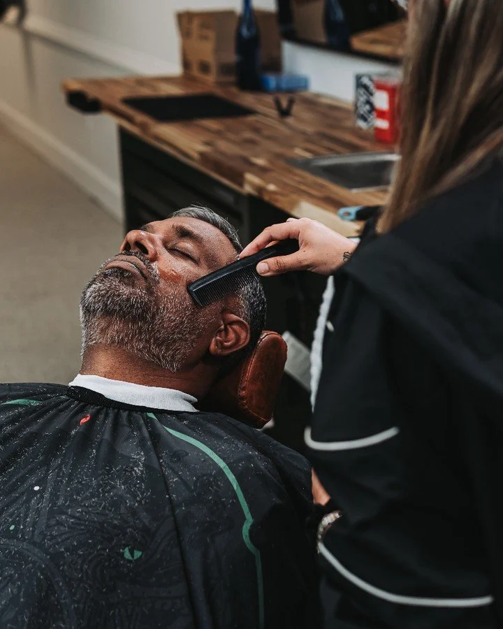 💈Book your appointments while slots are available for this weekend. Book ahead so you will be sure to get on the books💈
Barber:@shearqueenn
#barbershop #beards #blurryfade #elonnc #saxpahawnc #mebanenc #alamancebarbers #ncbarbers #ncbarbershop #gra