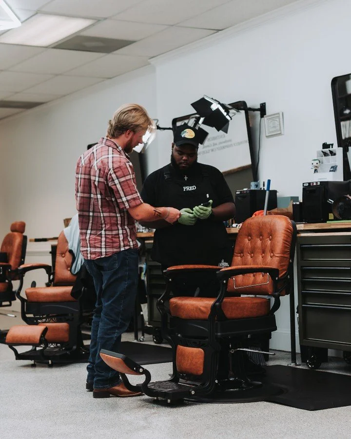💈Book your appointments while slots are available for this weekend. Book ahead so you will be sure to get on the books💈
Barbe:@freddy_4dfadez

#barbershop #beards #blurryfade #elonnc #saxpahawnc #mebanenc #alamancebarbers #ncbarbers #ncbarbershop #