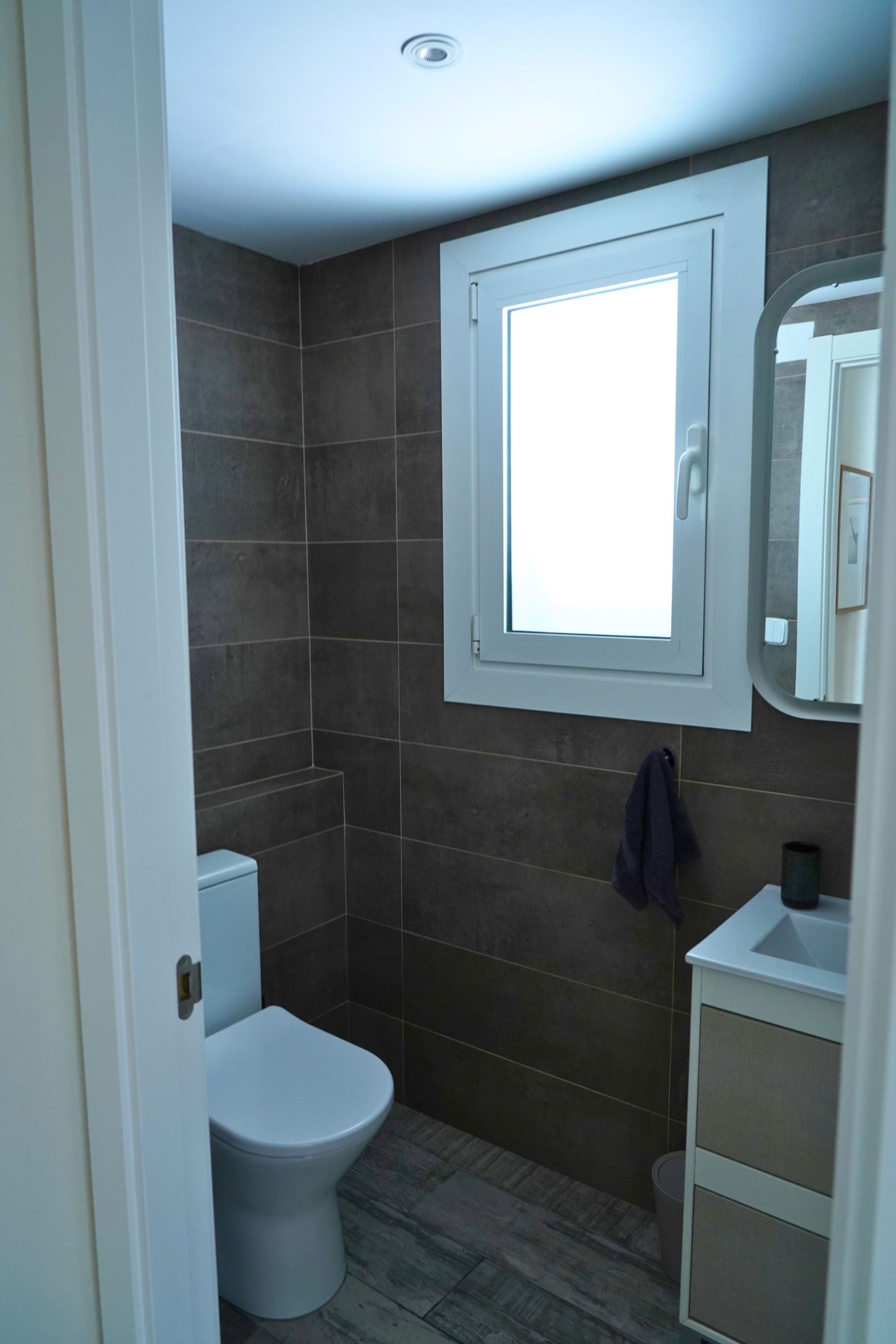 MM1 Small bathroom vertical 1.jpg