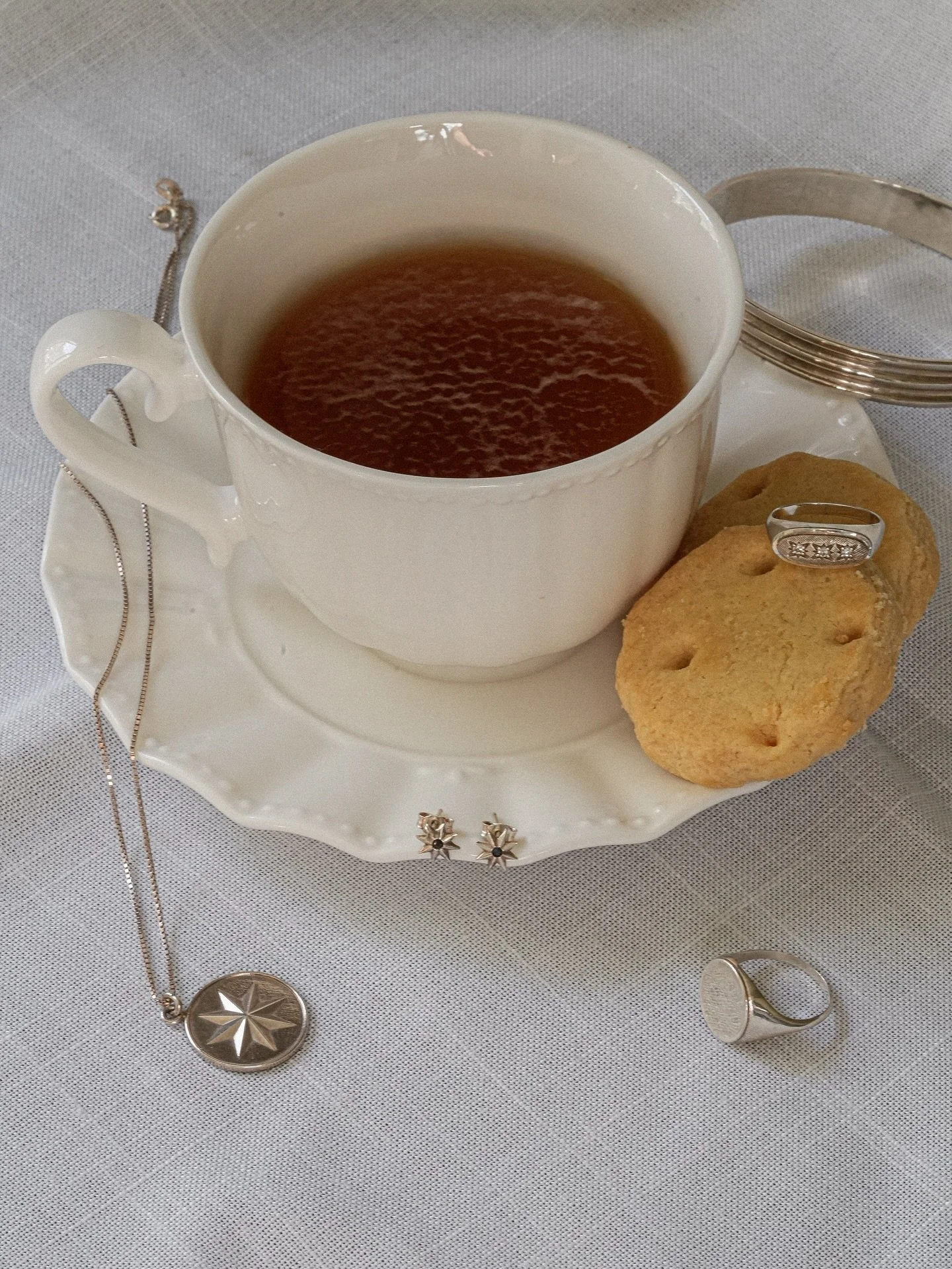 Time to spill the tea!
FREE DELIVERY TILL SEPT. 30th 🌟
Don’t miss your chance to start the season with your new favorite accessory 🩶
#GaudeStudio #EssentialJewelery #HandmadeJewelry #MadeinItaly #FreeDelivery