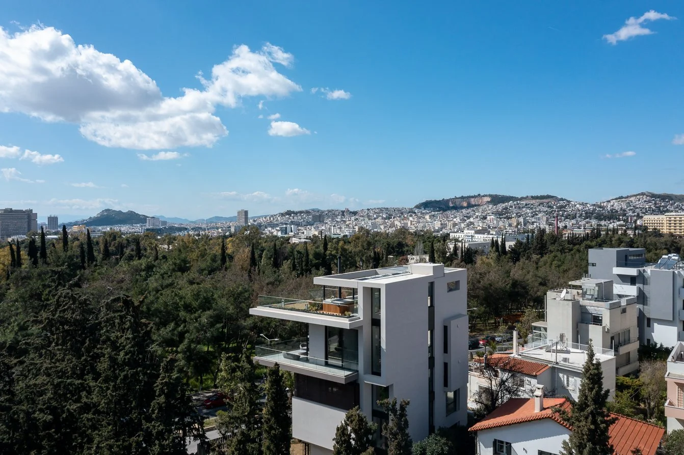 Πενταόροφη βιοκλιματική μονοκατοικία με εκτεταμένους προβόλους στην Αθήνα – dire architects