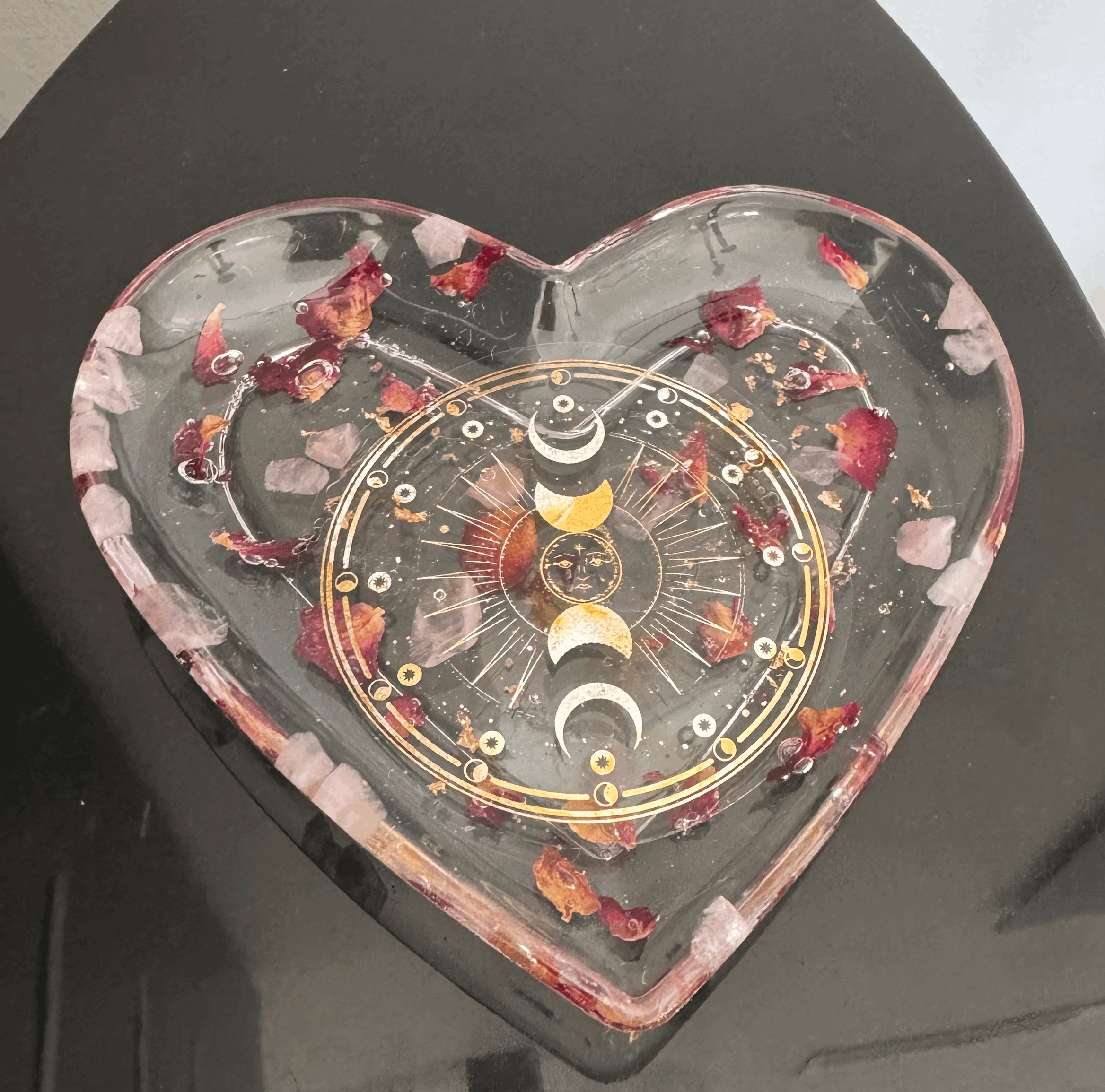 Dépose-objets réharmonisant Coeur Résine Pétales de Rose et Quartz Rose Motif Soleil / Phases de Lune
