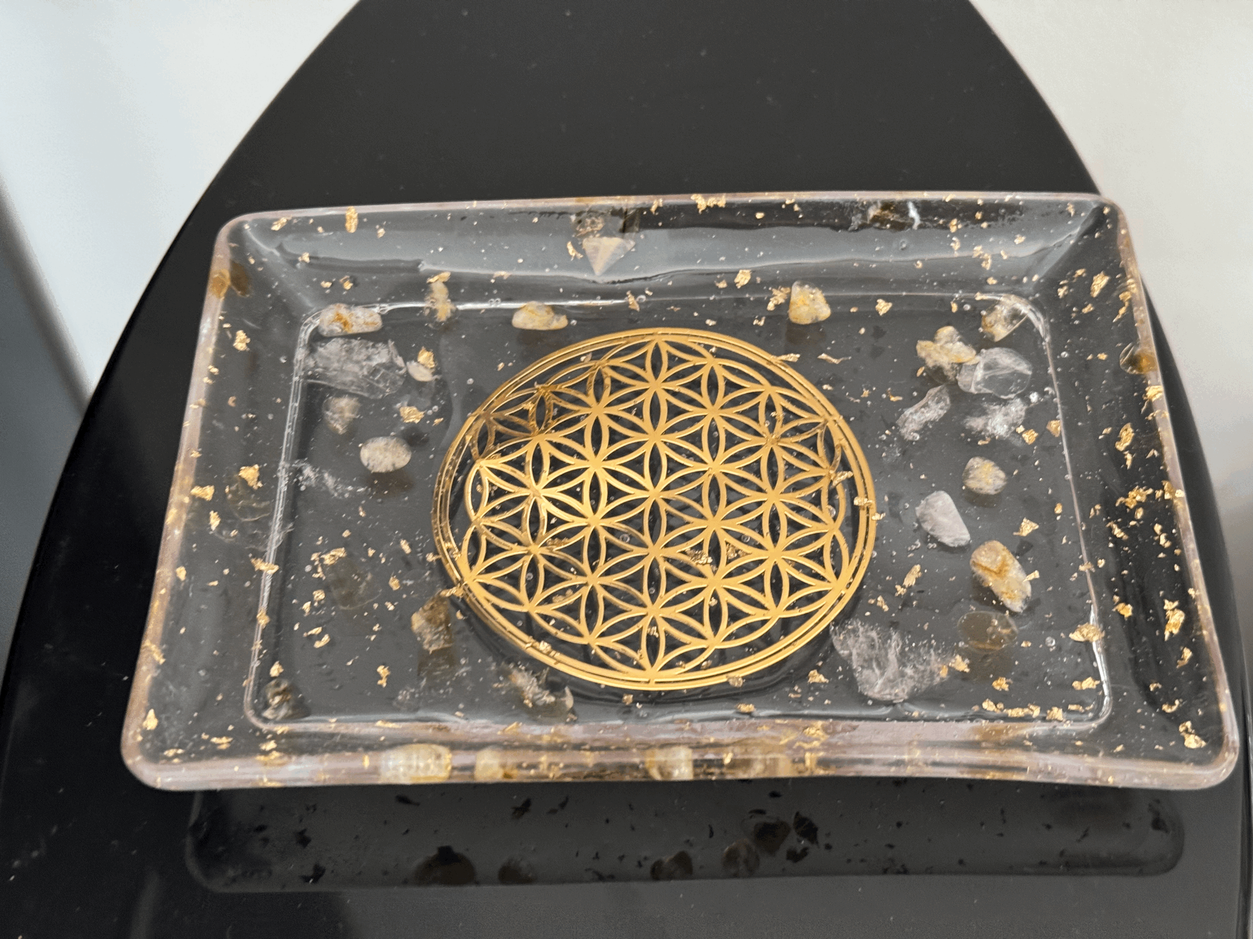 Dépose-objets réharmonisant rectangulaire Résine Cristal de Roche Citrine Feuille d'Or et Motif Fleur de Vie