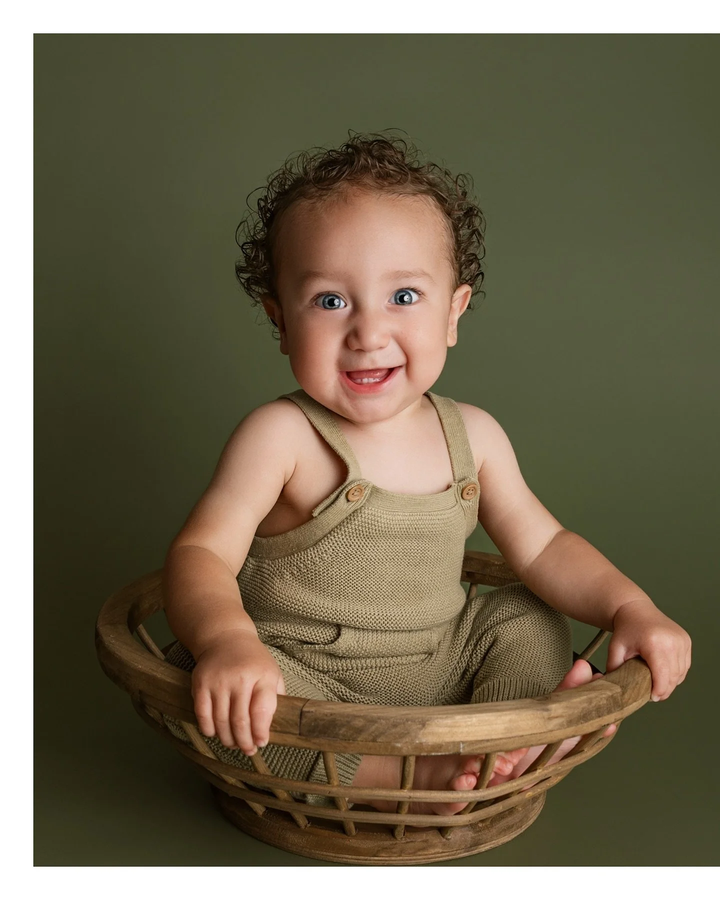 I’m absolutely LOVING ending our sessions on colorful seamless paper! It is the perfect opportunity to let your little one’s personality shine so bright ✨