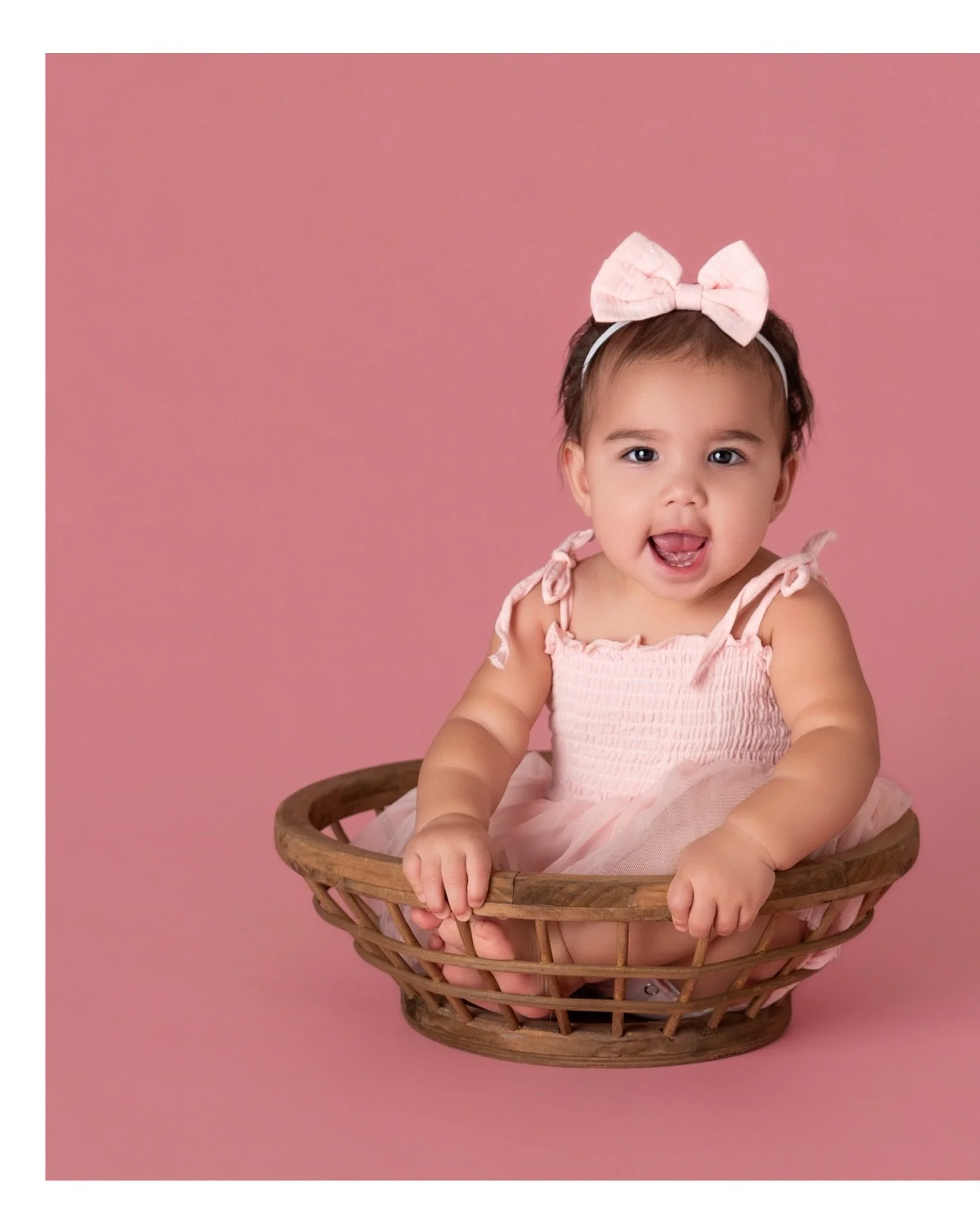 The pink, the bows, the SMILES!! I'm completely obsessed with this session. Happy birthday sweet little one! 🎀🎂💗