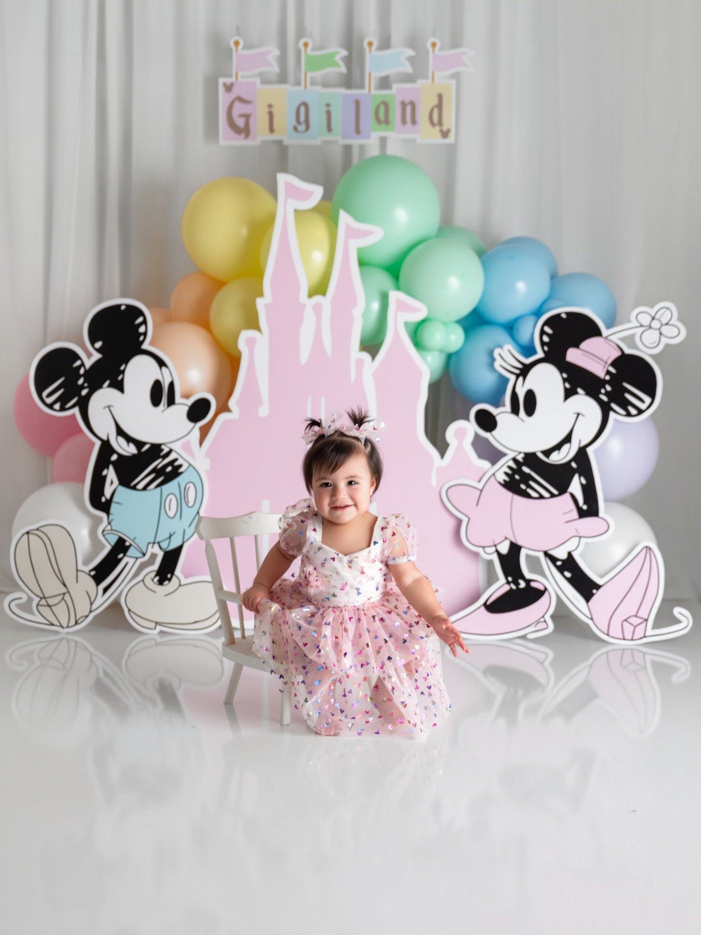 Exciting news! I'm going ✨mobile✨! My high-end, all-inclusive cake smash sessions are now coming to your home. Babies are most comfortable at home, making this an amazing option for capturing a smiley, cooperative baby. I'm thrilled to bring this eas