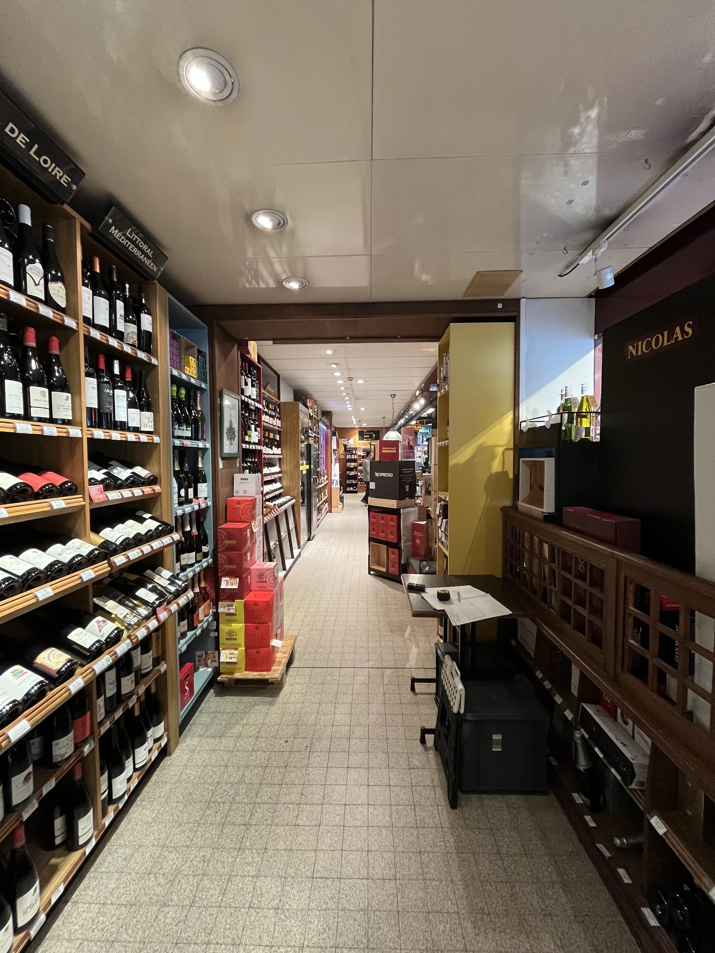 Rénovation local commercial halles paul bocuse lyon boutique avant 2.webp