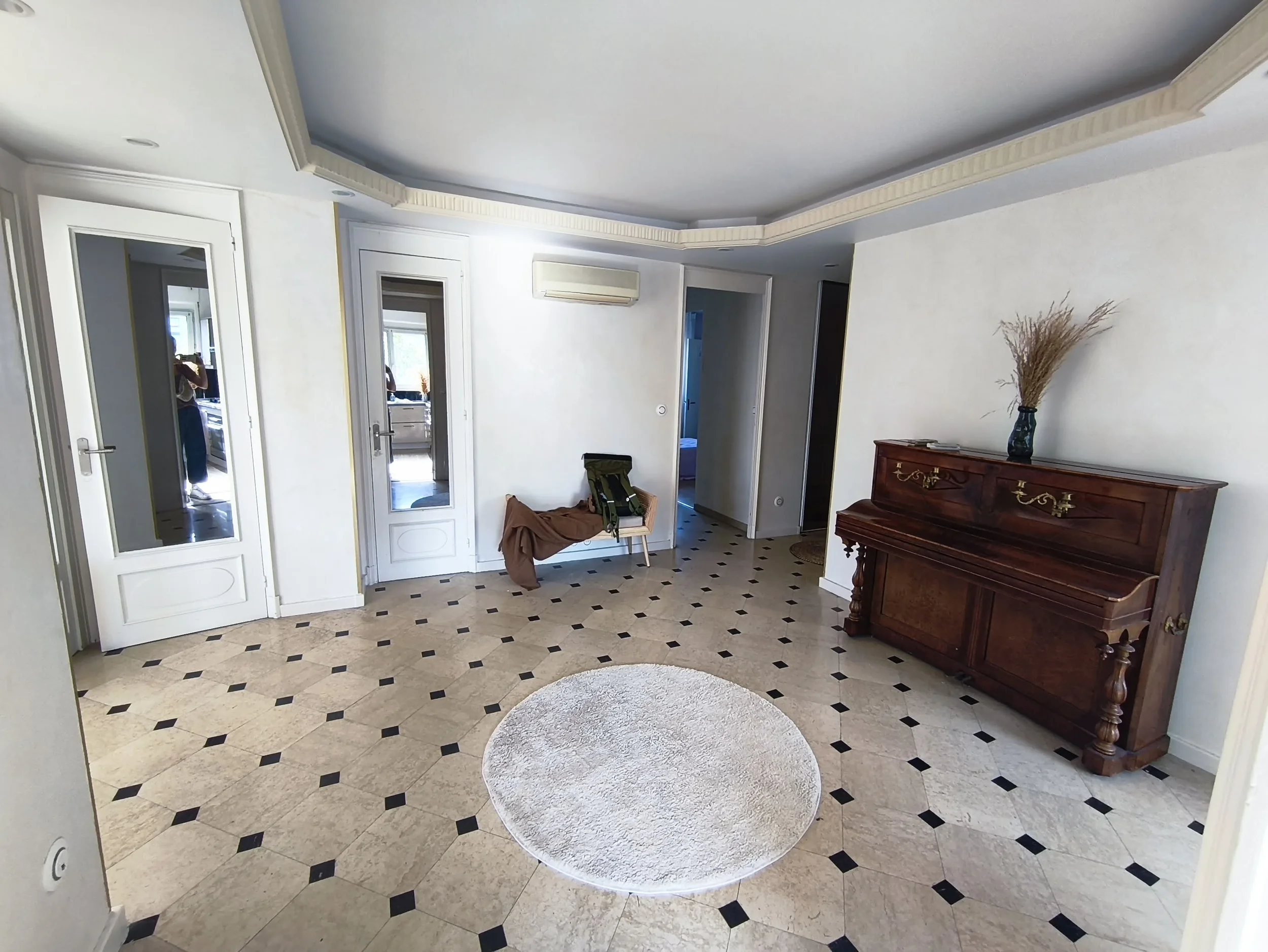 Rénovation appartement ancien parquet carrelage cabochon moulures travaux décoration mobilier