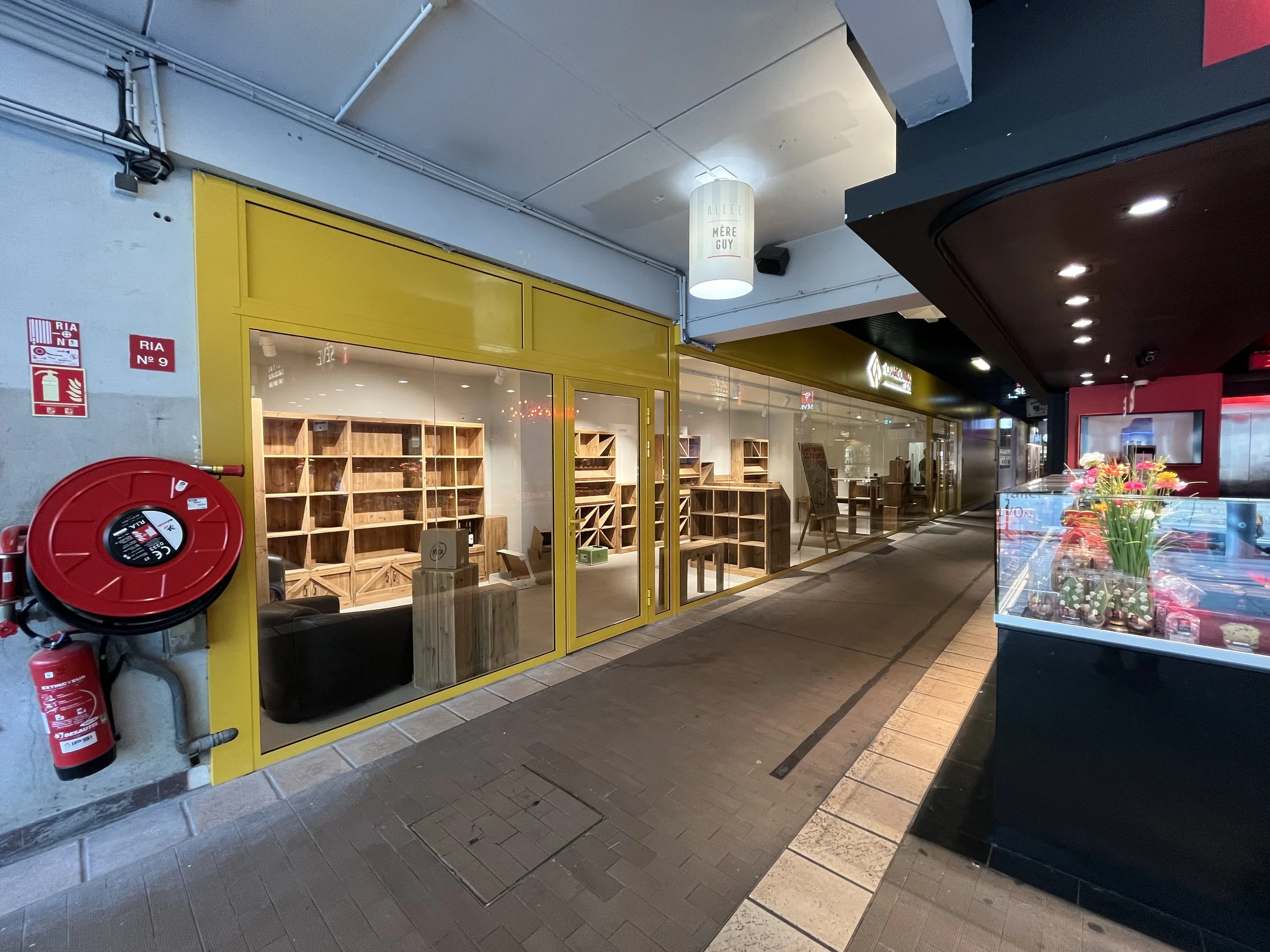 Rénovation local commercial halles paul bocuse lyon vitrine sol éclairage boutique 10.webp