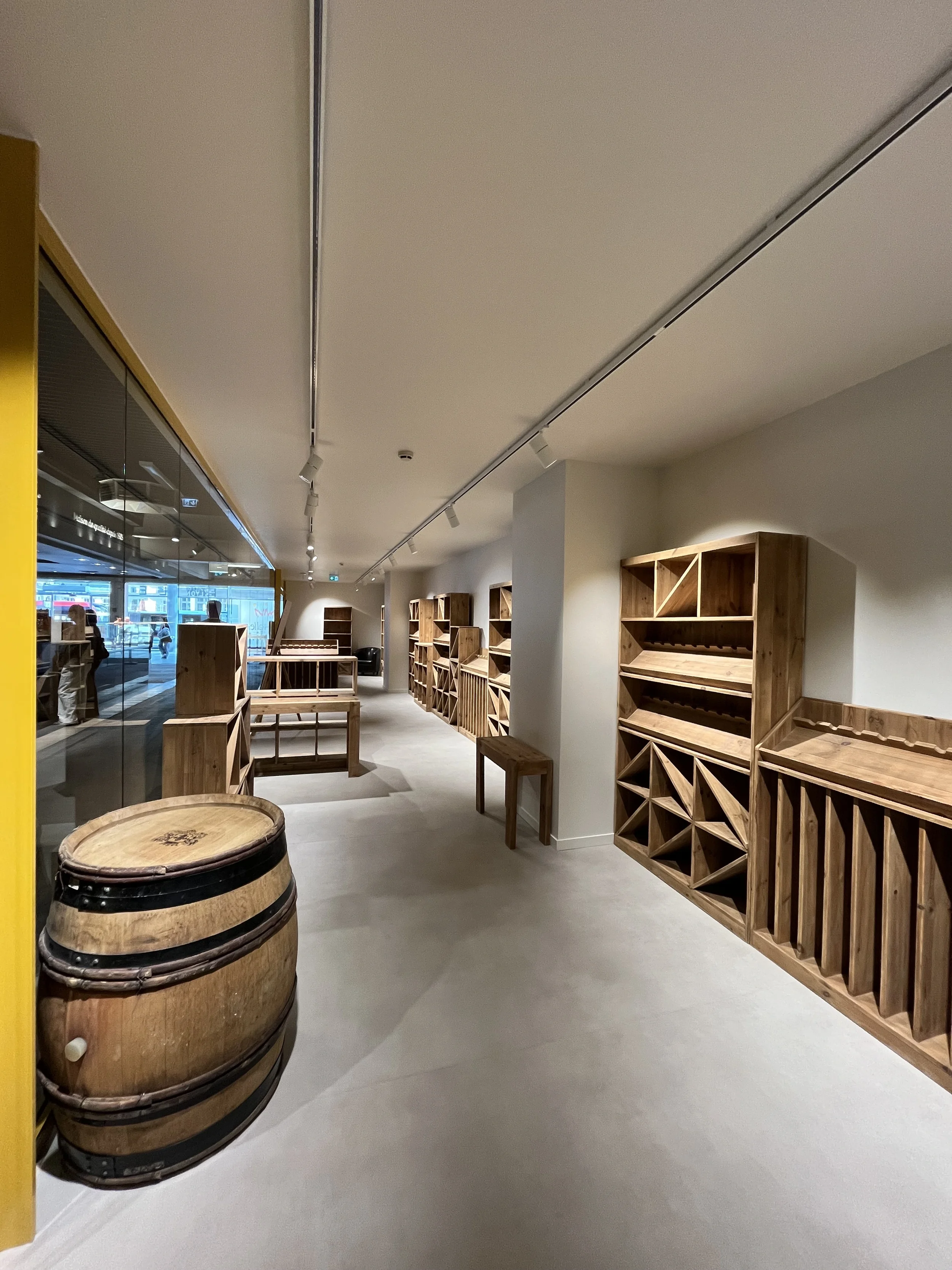 Rénovation local commercial halles paul bocuse lyon vitrine sol éclairage boutique 2.webp