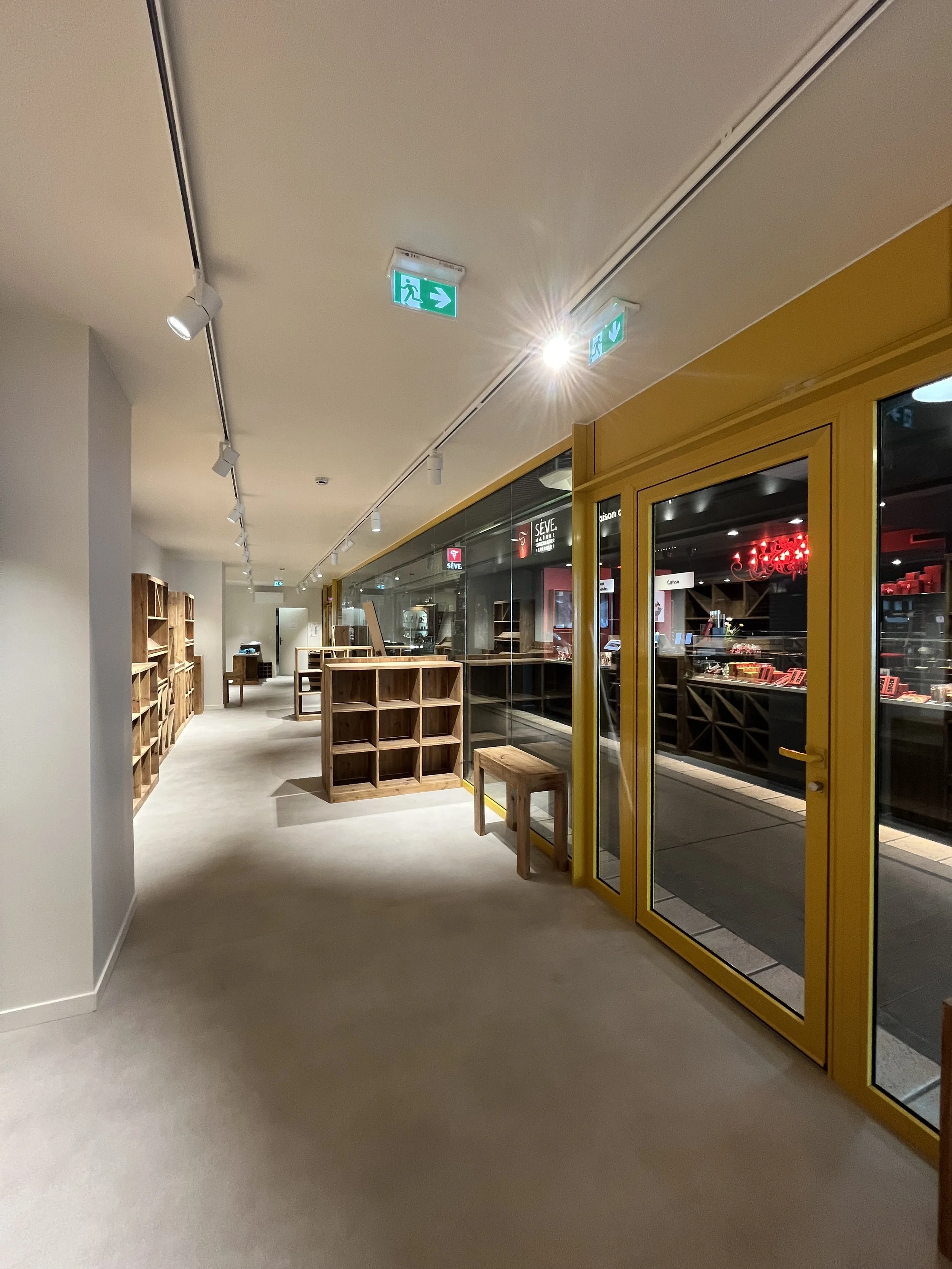 Rénovation local commercial halles paul bocuse lyon vitrine sol éclairage boutique 6.webp