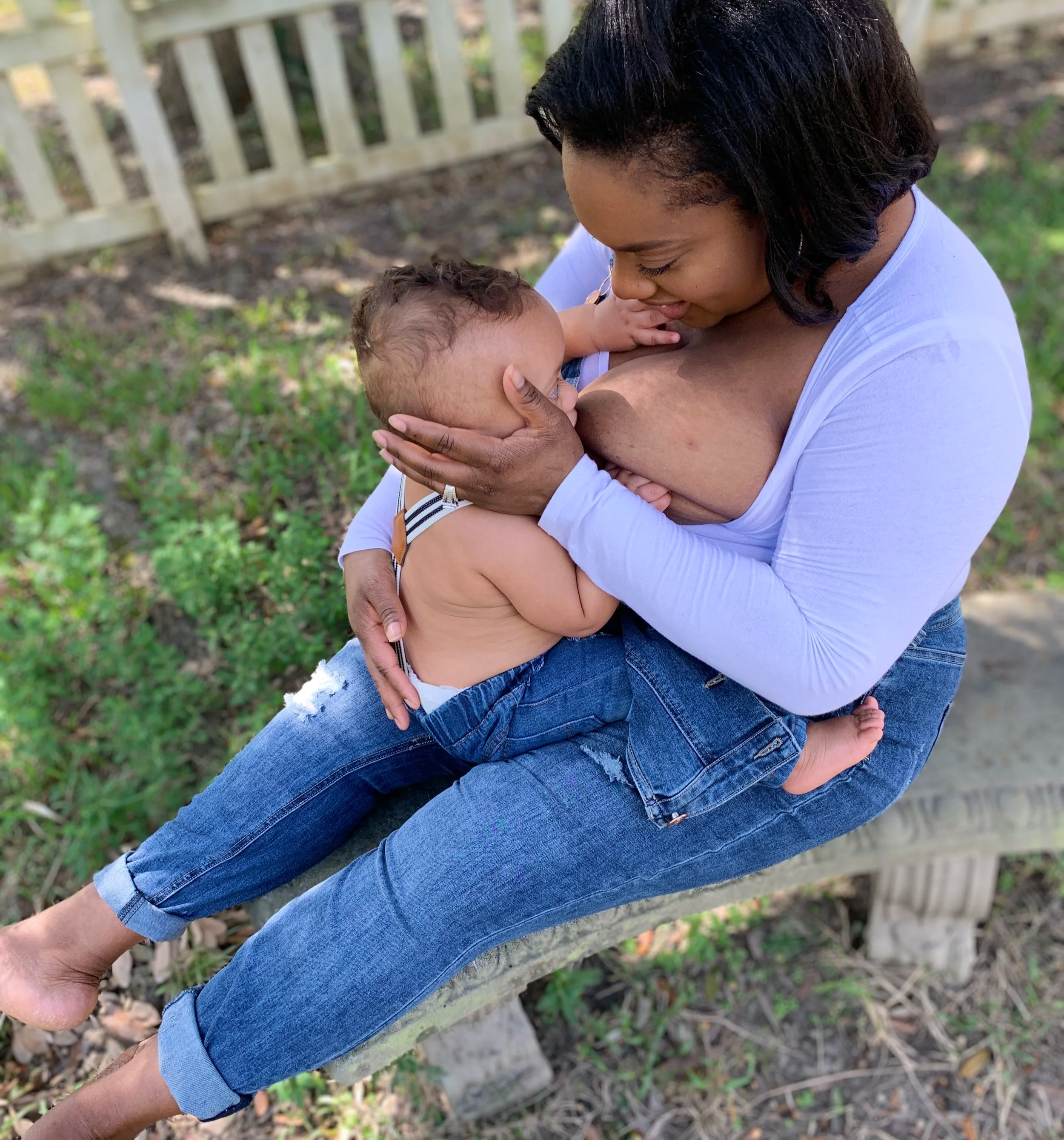 black mom breastfeeding