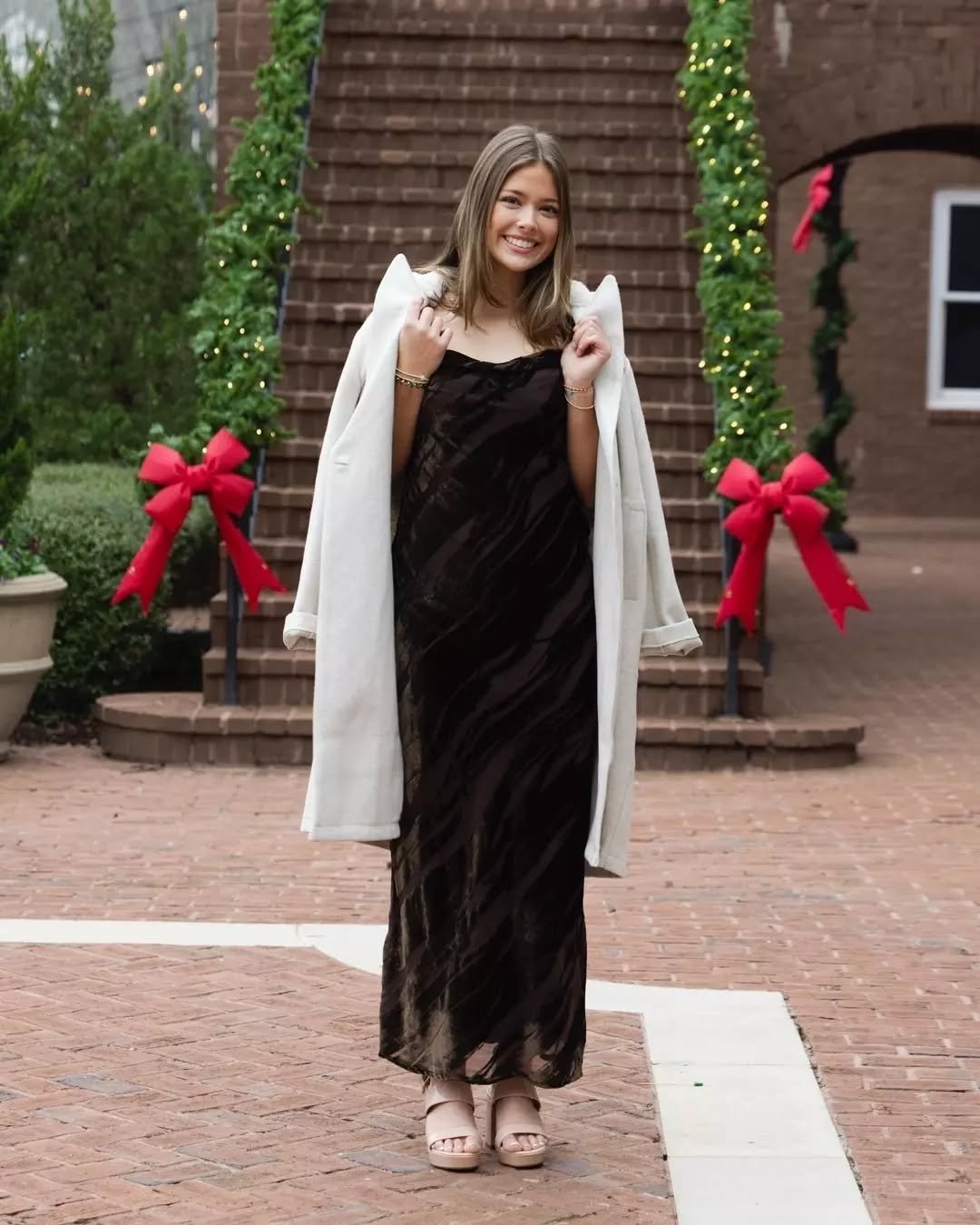 &lsquo;Twas the night before Christmas&hellip; and the outfit is perfect 💫
Stop by @fabrikvinings today for last-minute holiday looks that make every celebration shine.