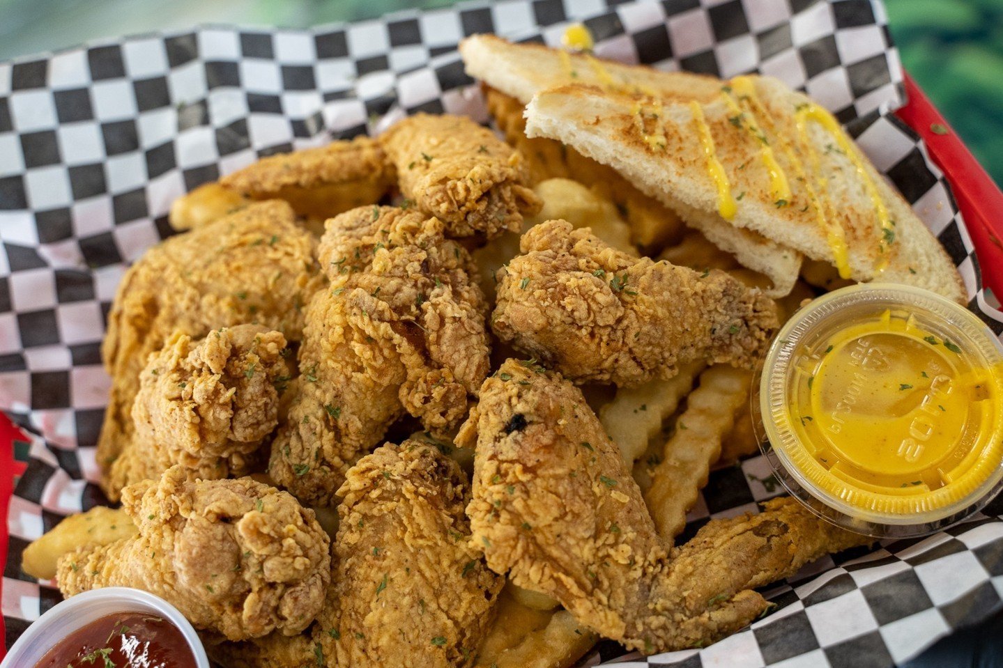 Bringing the crunch to your feed with these juicy wings. 🍗✨

#NOLA #SHOWMEYOURNOLA #NOLASEAFOOD #CRAWLINSNOLA