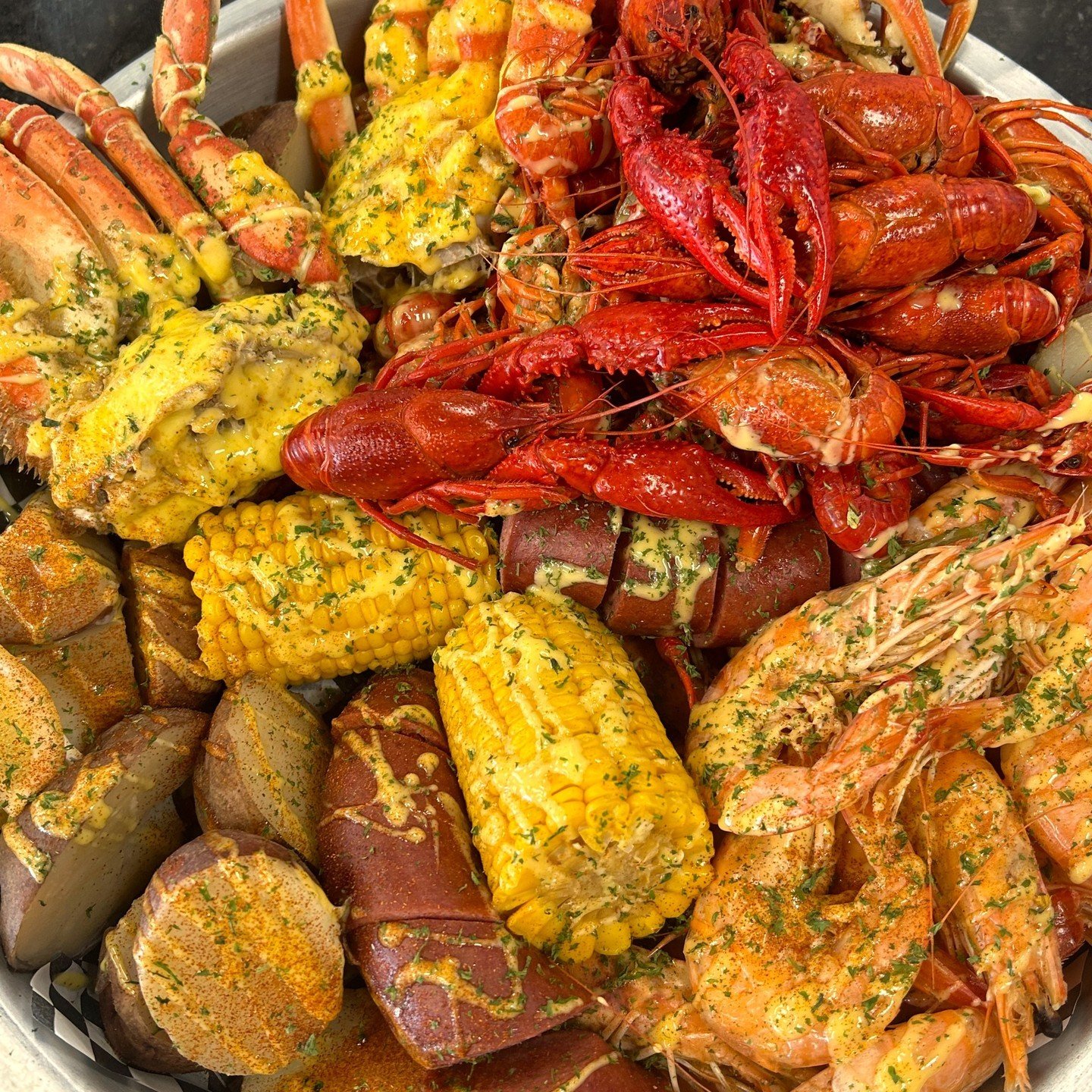 Roll up your sleeves for CRAWLINS BOIL PLATTER🤤😍

#NOLA #SHOWMEYOURNOLA #NOLASEAFOOD #CRAWLINSNOLA #CRAWLINSBOILPLATTER