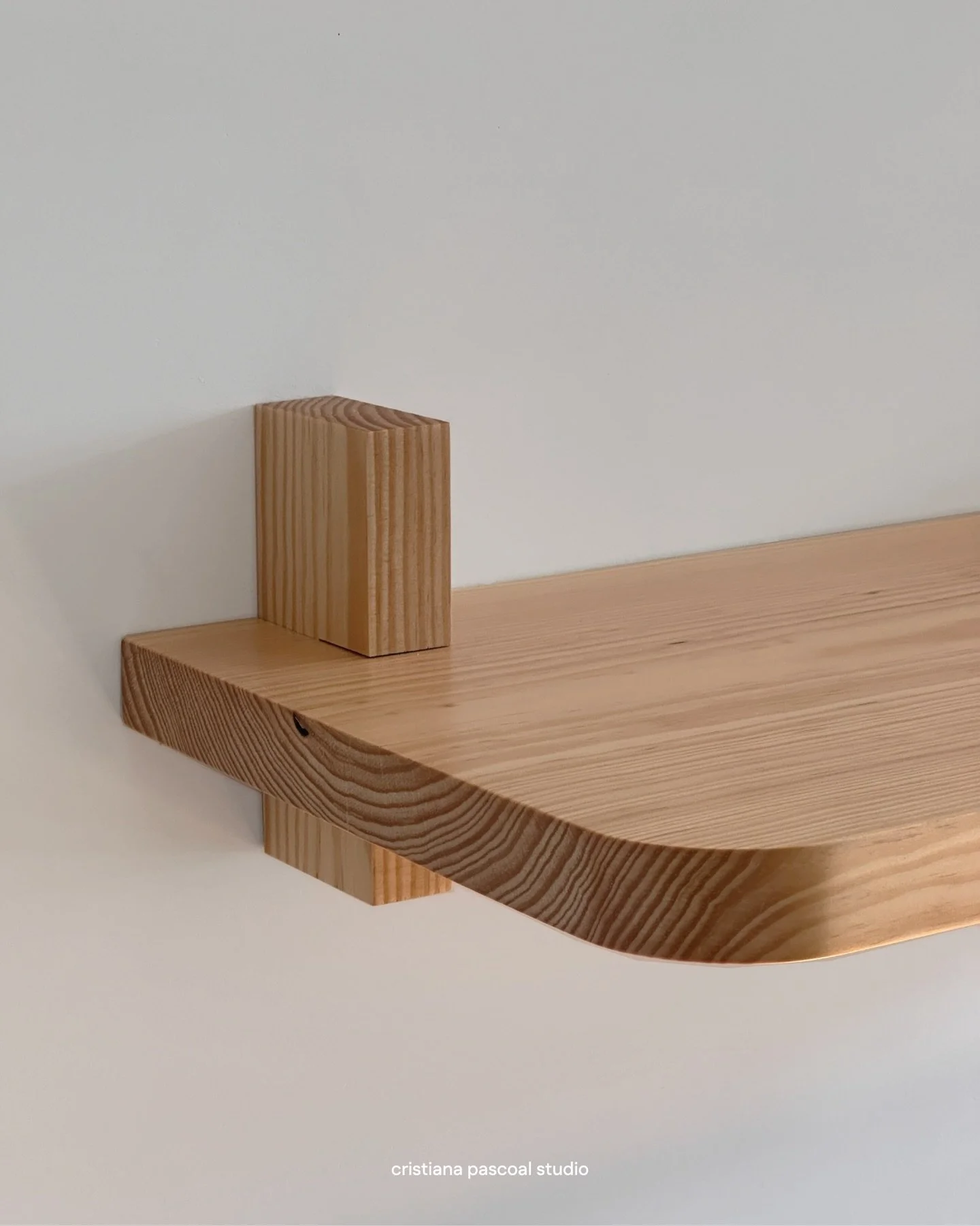 ESTANTE VERSO

Inspirada na poesia e na m&uacute;sica, a Estante Verso expressa a assimetria dos versos de um poema e o ritmo das palavras, assim como a composi&ccedil;&atilde;o visual de uma pauta. 

Tal como a pauta tem 5 linhas, fizemos 5 pratelei