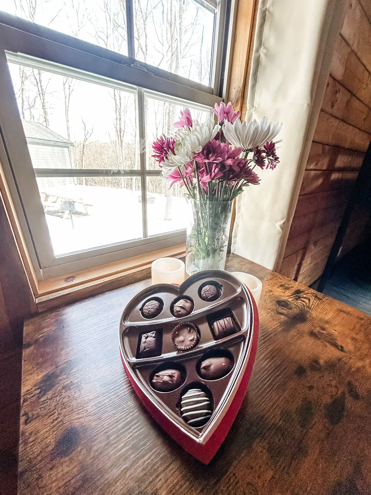 If you haven't yet planned a Valentine's Day treat for your special someone, might we suggest a cozy winter cabin (with flowers and chocolates, of course)? 💐

#valentines #glamping #poconomtns #poconotourism #winter