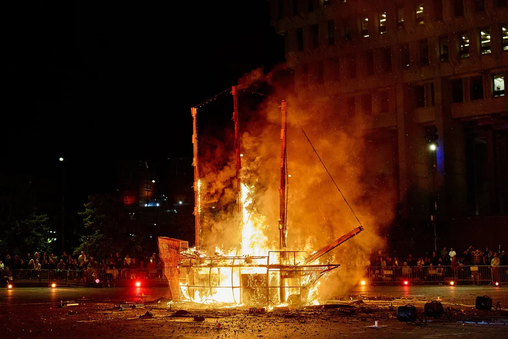 Invadieron por mar, respondemos con fuego. Un presagio., Adela Goldbard