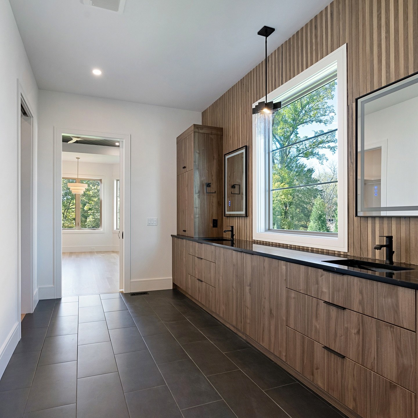 What&rsquo;s your favorite detail in this primary bathroom? Check the comments for ours 👇🏼#willcobuild

Builder: @willco_development 
Cabinetry: @opusluxurycabinets 
Designer: @madalyningramdesigns