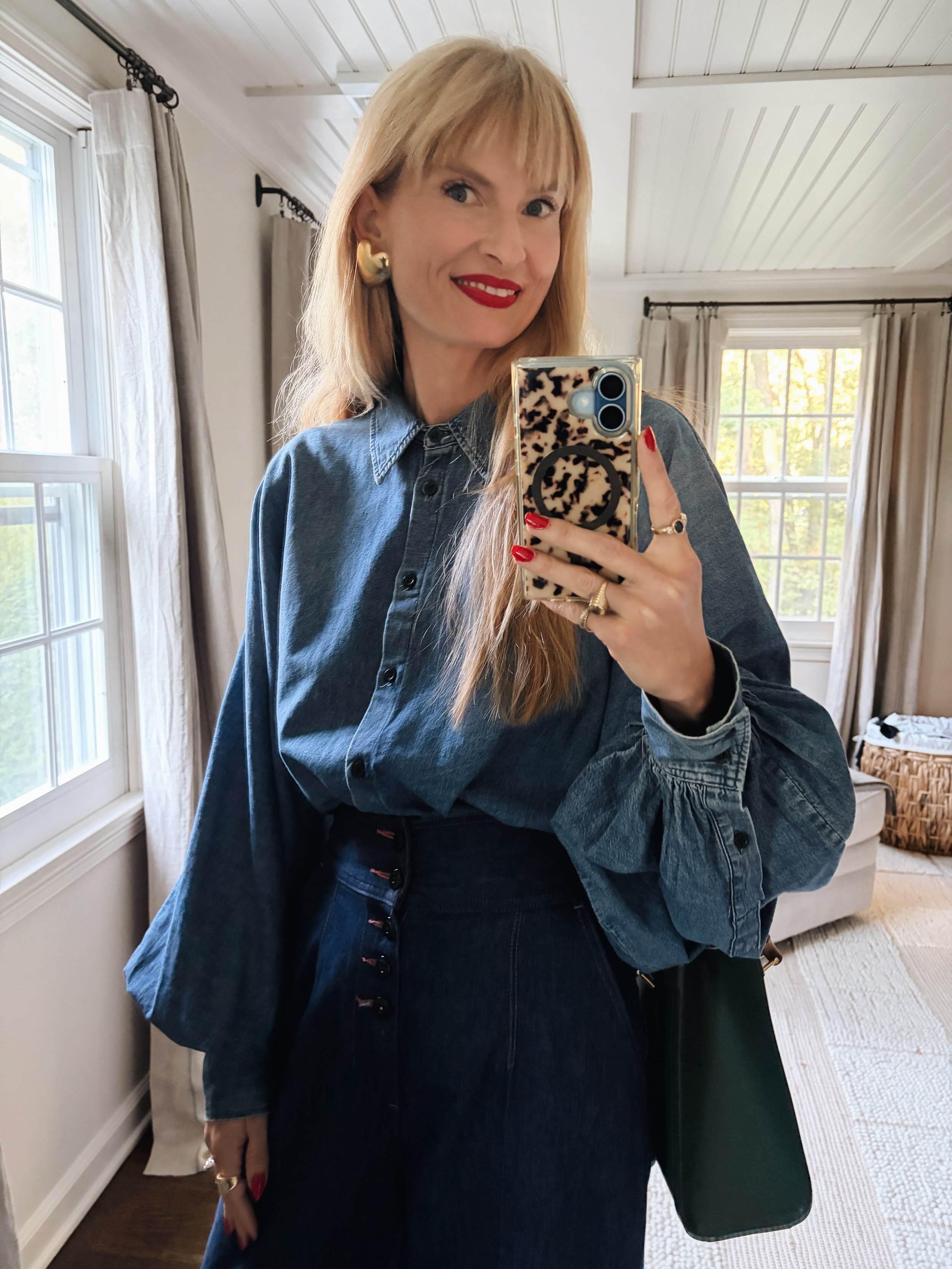 Loves a Canadian Tuxedo. Loves a good night out. 
Thank you @mareathebrand for spoiling us rotten. 

Denim on denim both @madeintomboy
Corduroy coat @mareathebrand