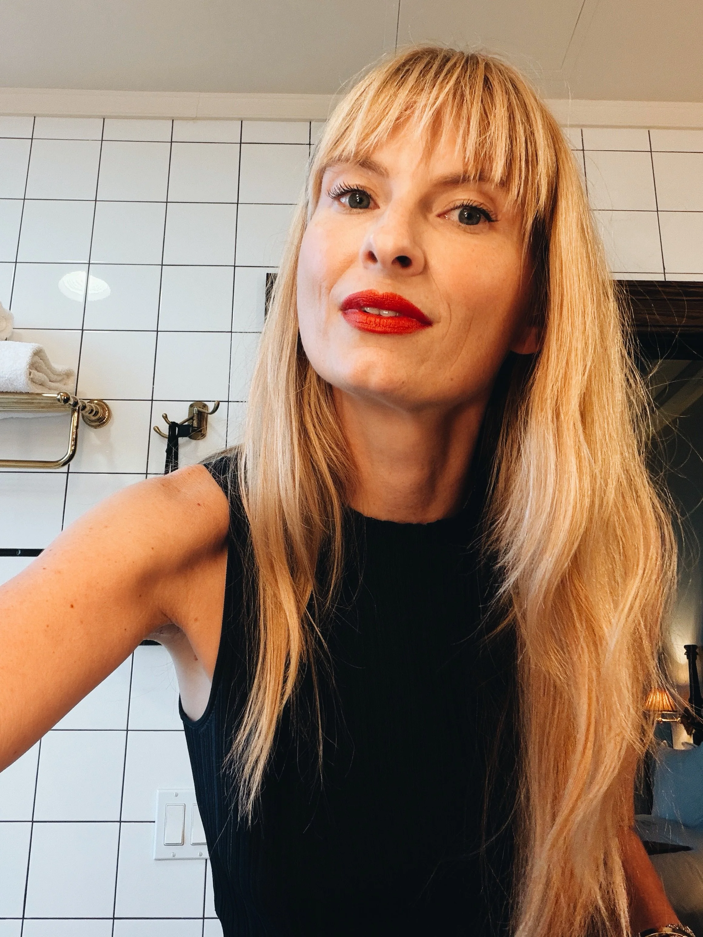Day to night in a handbag? 

1. Simple dress 
2. Remove the blazer 
3. Swap the shoe
4. Add a lip 
5. Ready in 5 👏🏼 

Dress is @rohe_frames , old season but I liked a $60 dupe !
Blazer vintage @ralphlauren