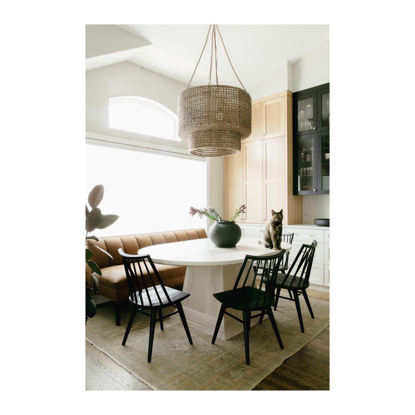 Did I mention designing spaces for clients fur babies is also a specialty of mine! oh and designing beautiful yet functional dining spaces 😂

📸 @jordankatzphoto