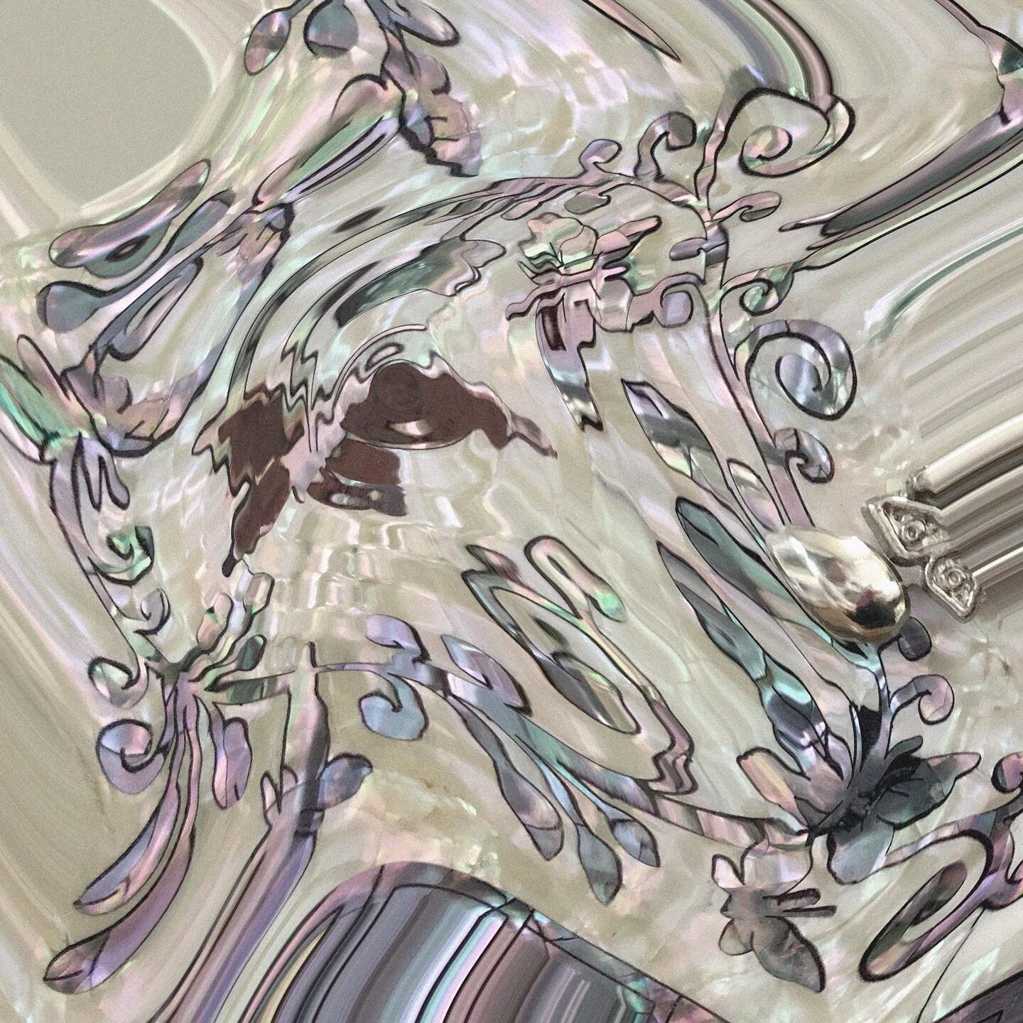 The 14th of September, 2021
🐚
Mother of pearl
⚪️
iPhone 8+, Ps
#LM140921