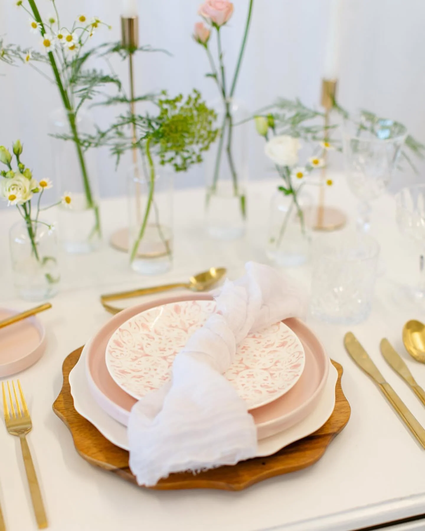 Immerse yourself in the enchantment of The First Look Wedding Show through our breathtaking booth featuring whimsical pastel wildflowers and a tablescape adorned with playful pink hues 🌸
Featuring our natural wood charger, scallop dinnerware, stone