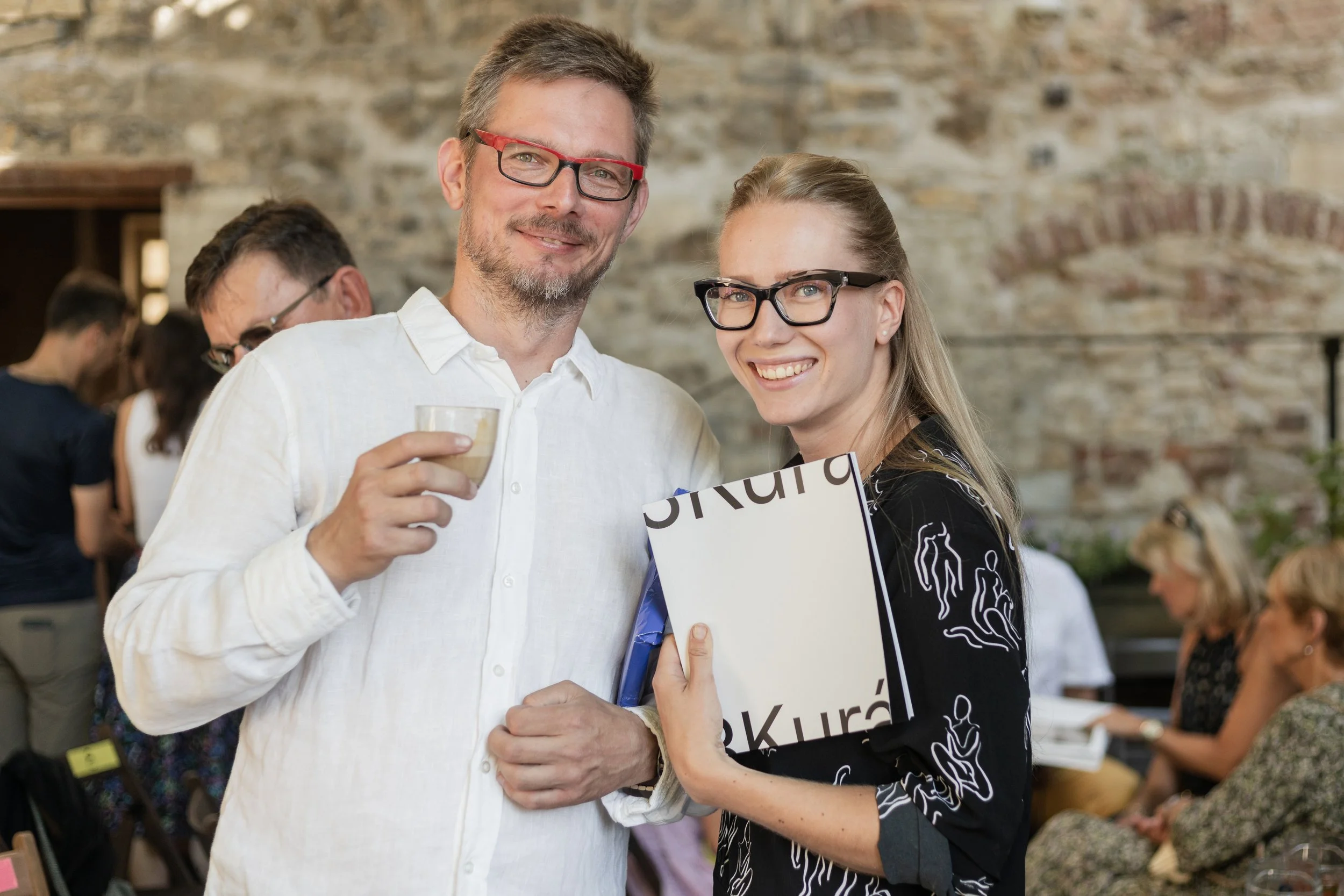 Focení eventu - křtu katalogu projektu 3 Kurátorky v kavárně Anežka v Praze v Anežském klášteře.