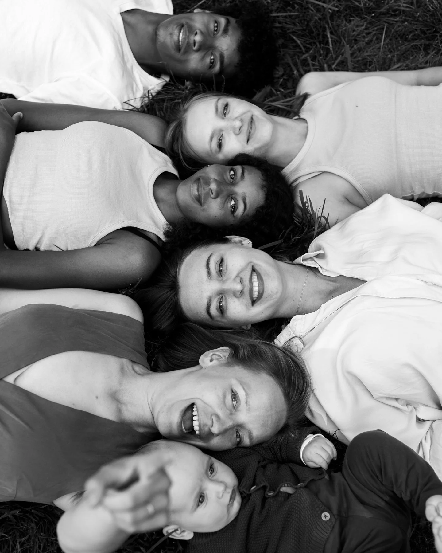 Nen&iacute; rodina jako rodina. Kolik fotek m&aacute;&scaron; se svoj&iacute; s&eacute;grou, br&aacute;chou nebo třeba sestřenic&iacute; a bratrancem? 🤩

Fotek tradičn&iacute;ch rodinek je pln&yacute; Instagram, co takhle vz&iacute;t na focen&iacute